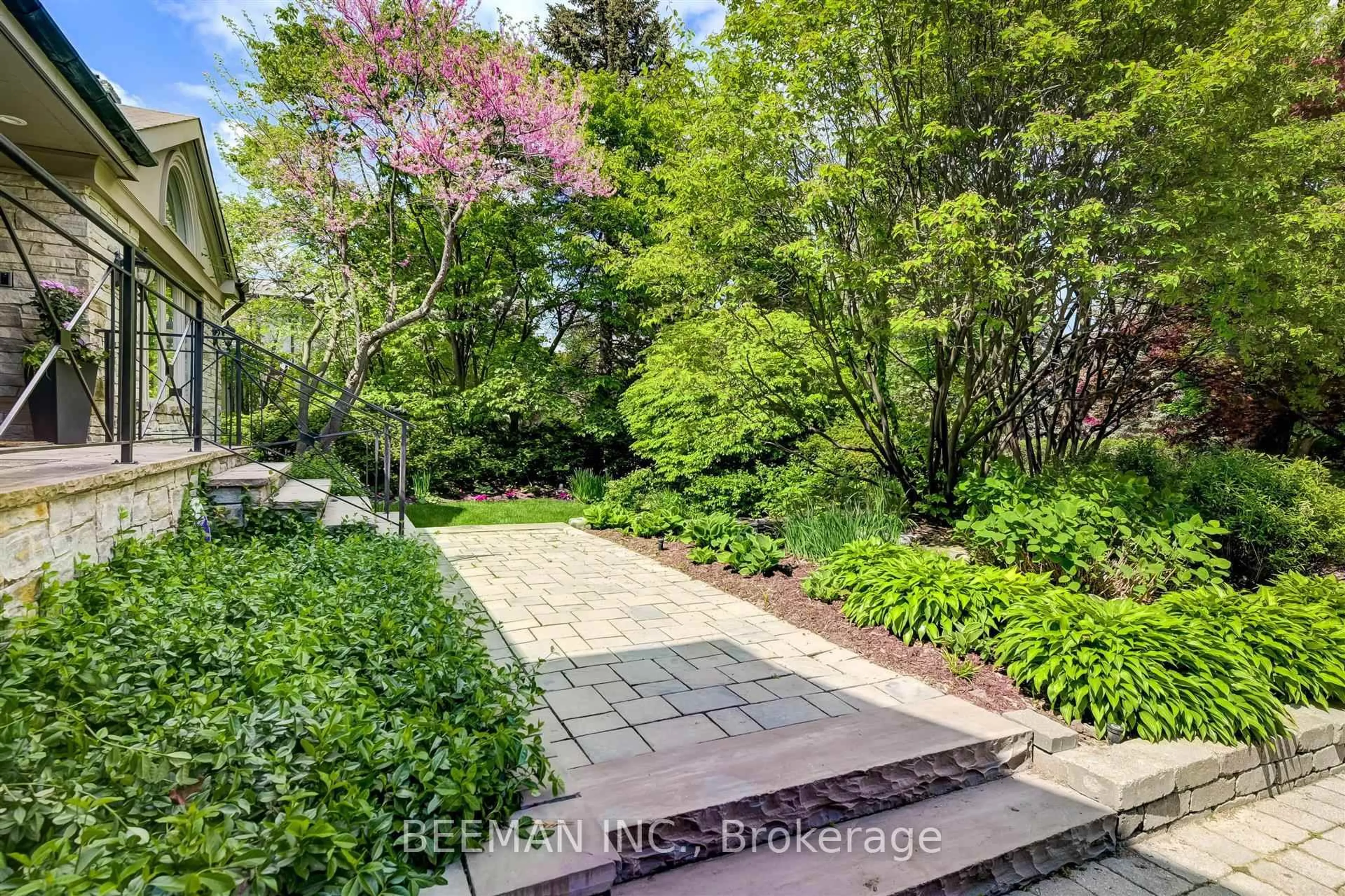 Patio, street for 26 Farrington Dr, Toronto Ontario M2L 2B6