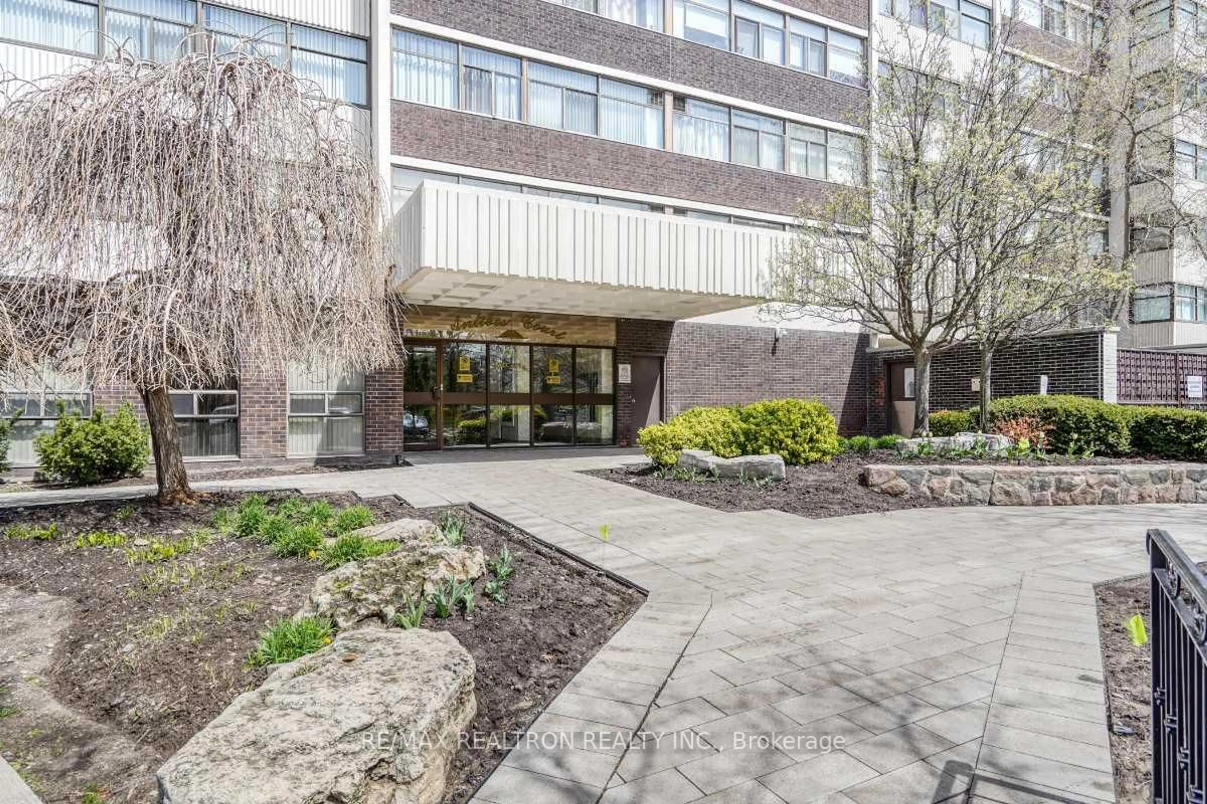 Indoor foyer for 100 Antibes Dr #504, Toronto Ontario M2R 3N1