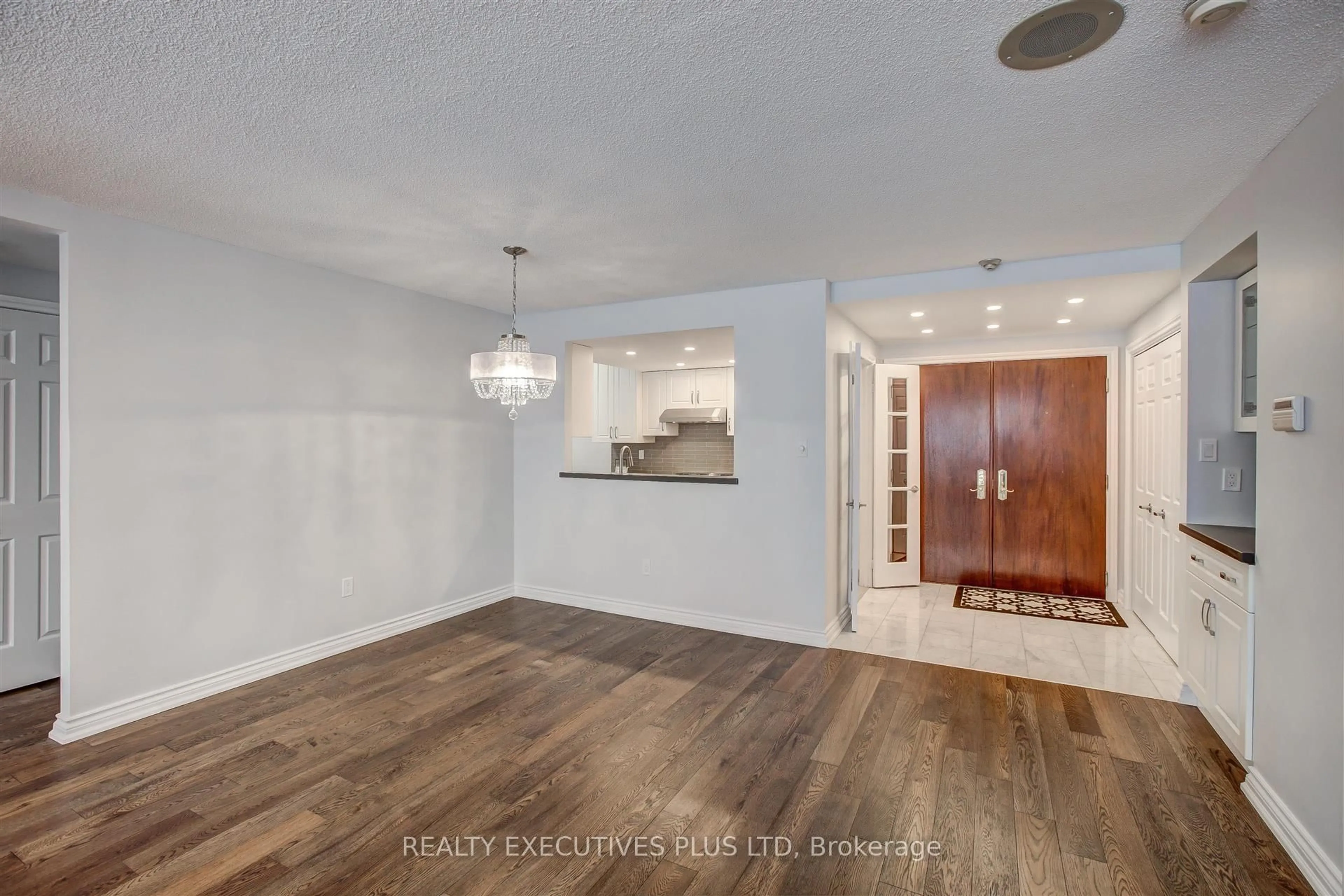 Indoor entryway for 215 The Donway Rd #410, Toronto Ontario M3B 3P5