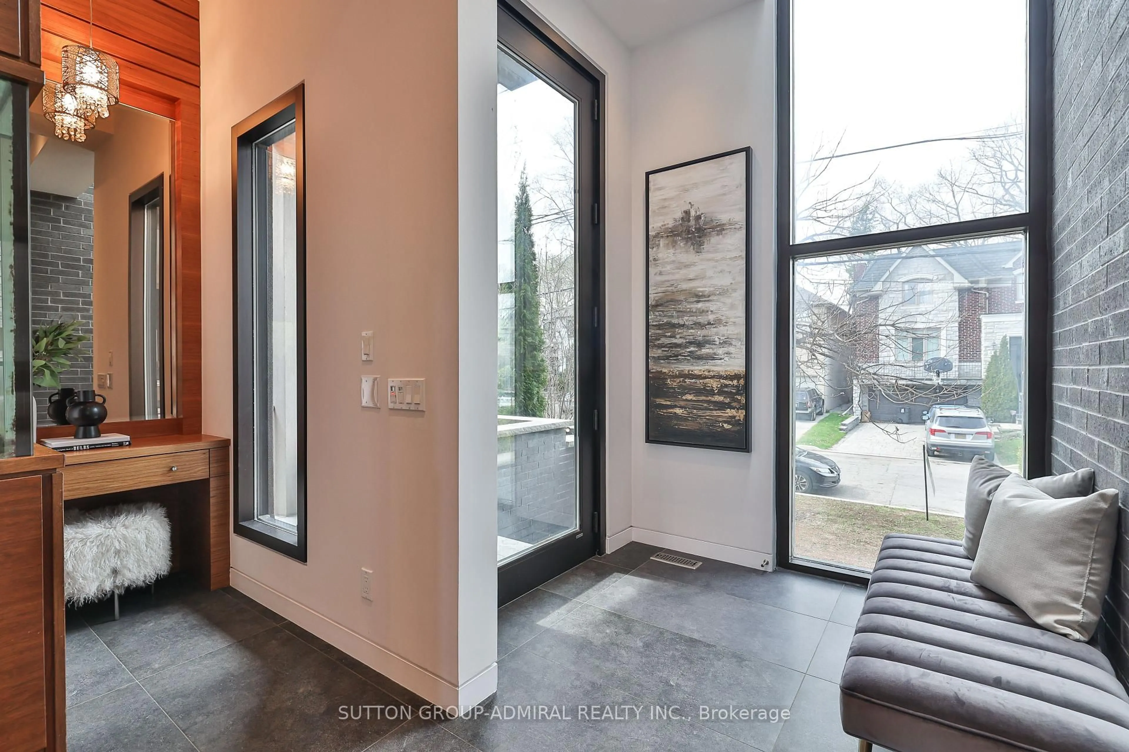 Indoor entryway for 415 Douglas Ave, Toronto Ontario M5M 1H3