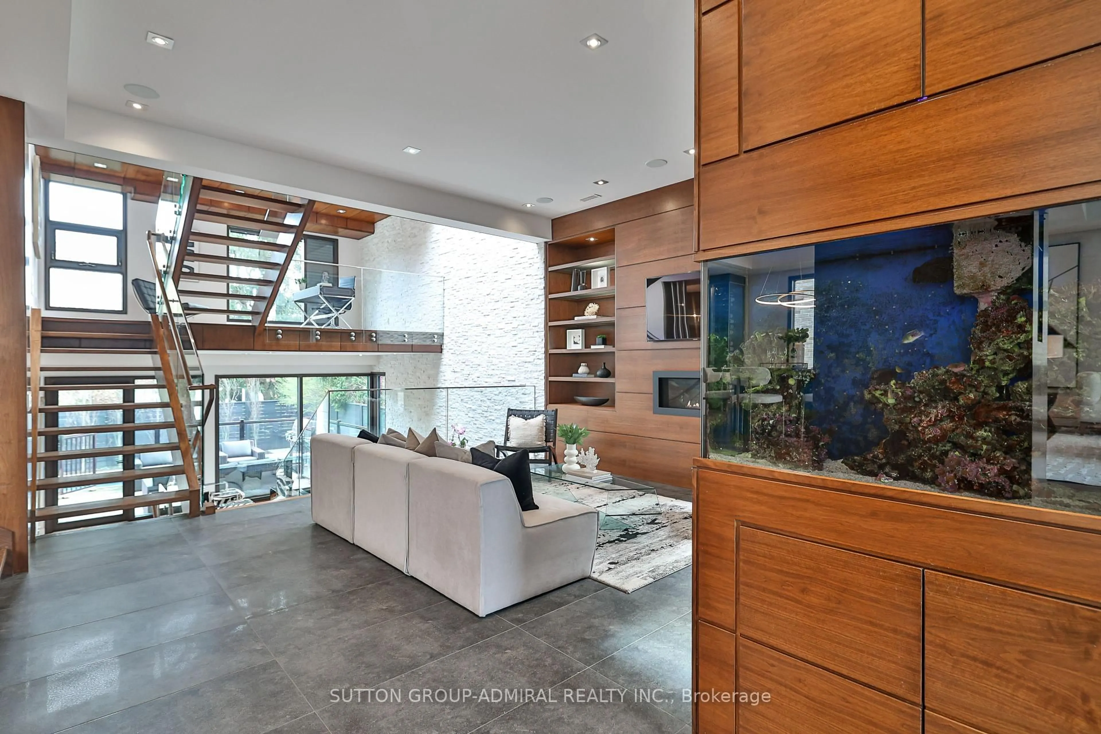 Indoor foyer for 415 Douglas Ave, Toronto Ontario M5M 1H3