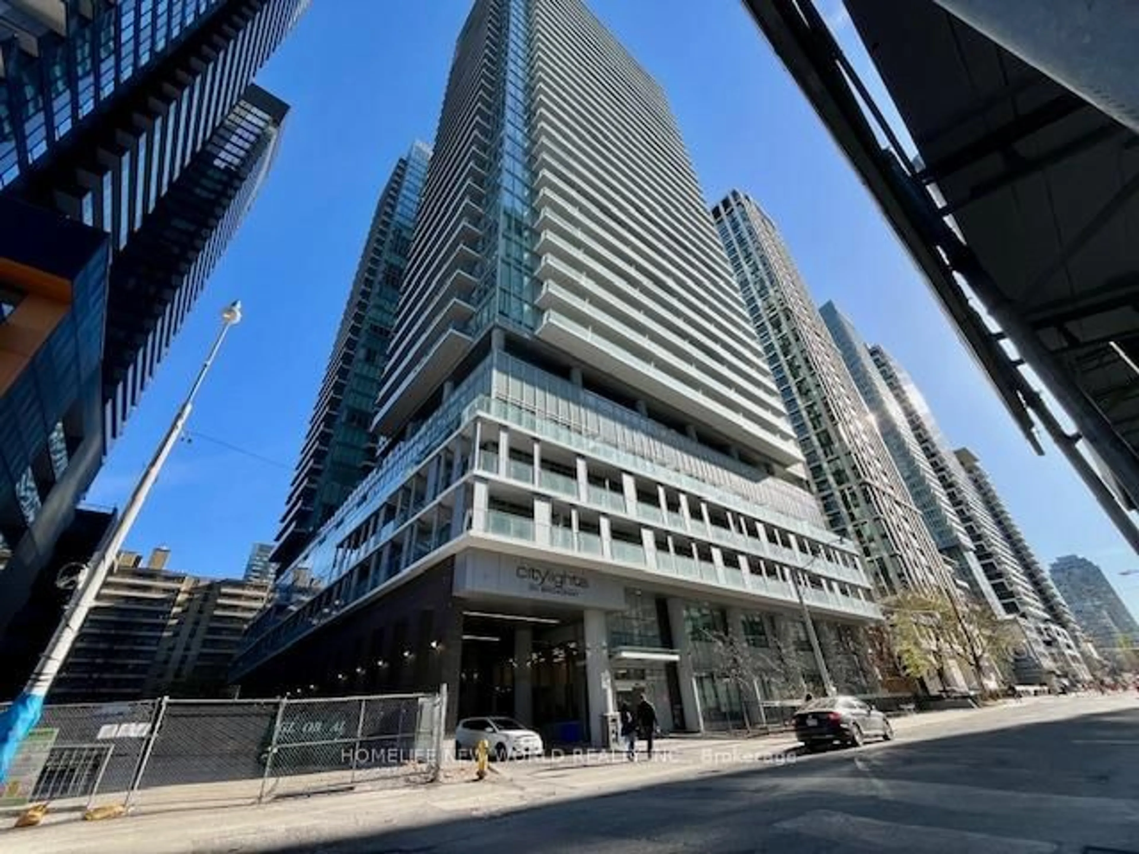 Indoor foyer for 99 Broadway Ave #2705, Toronto Ontario M4P 1V2