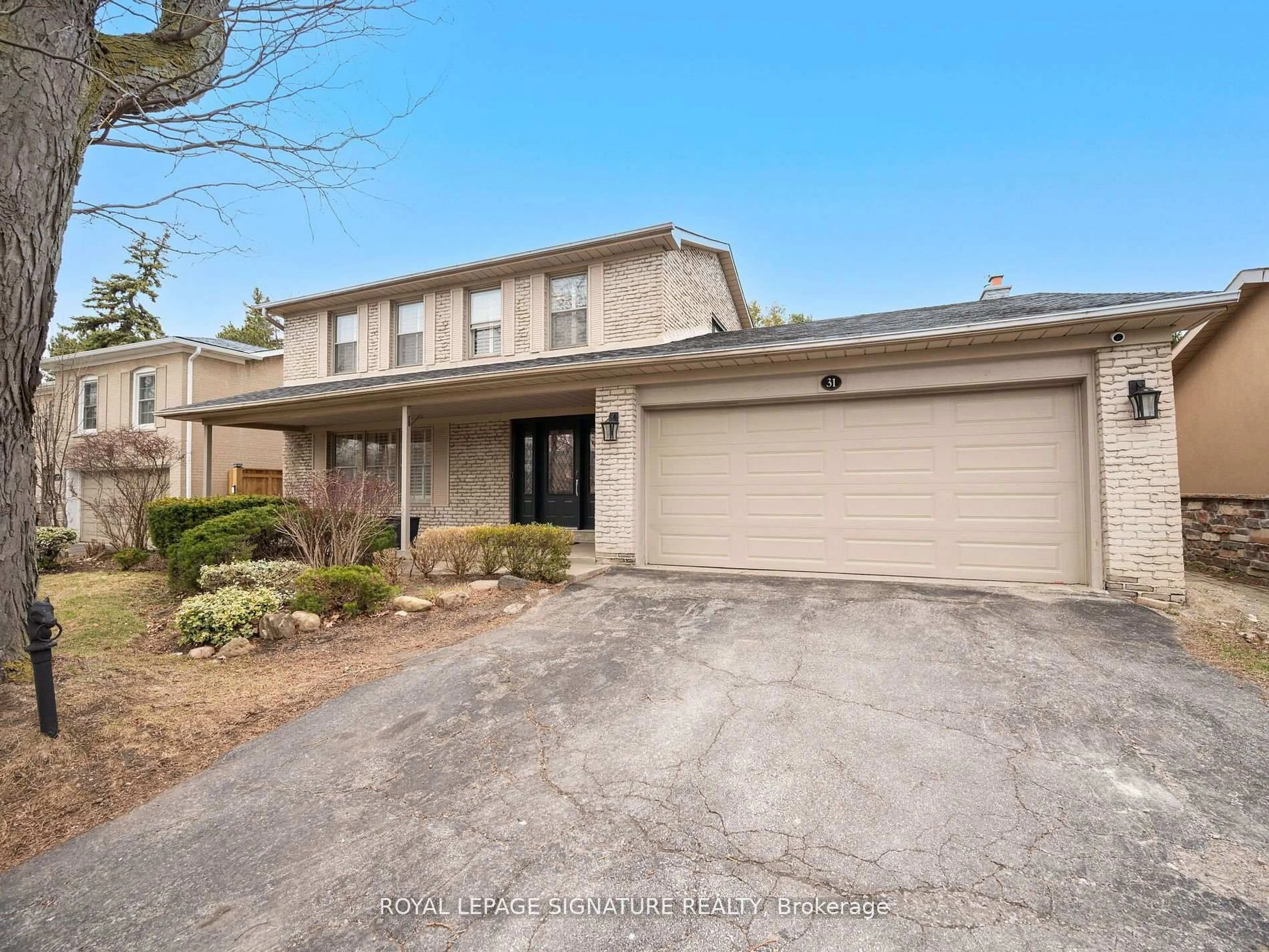 A pic from outside/outdoor area/front of a property/back of a property/a pic from drone, street for 31 Hatherton Cres, Toronto Ontario M3A 1P6