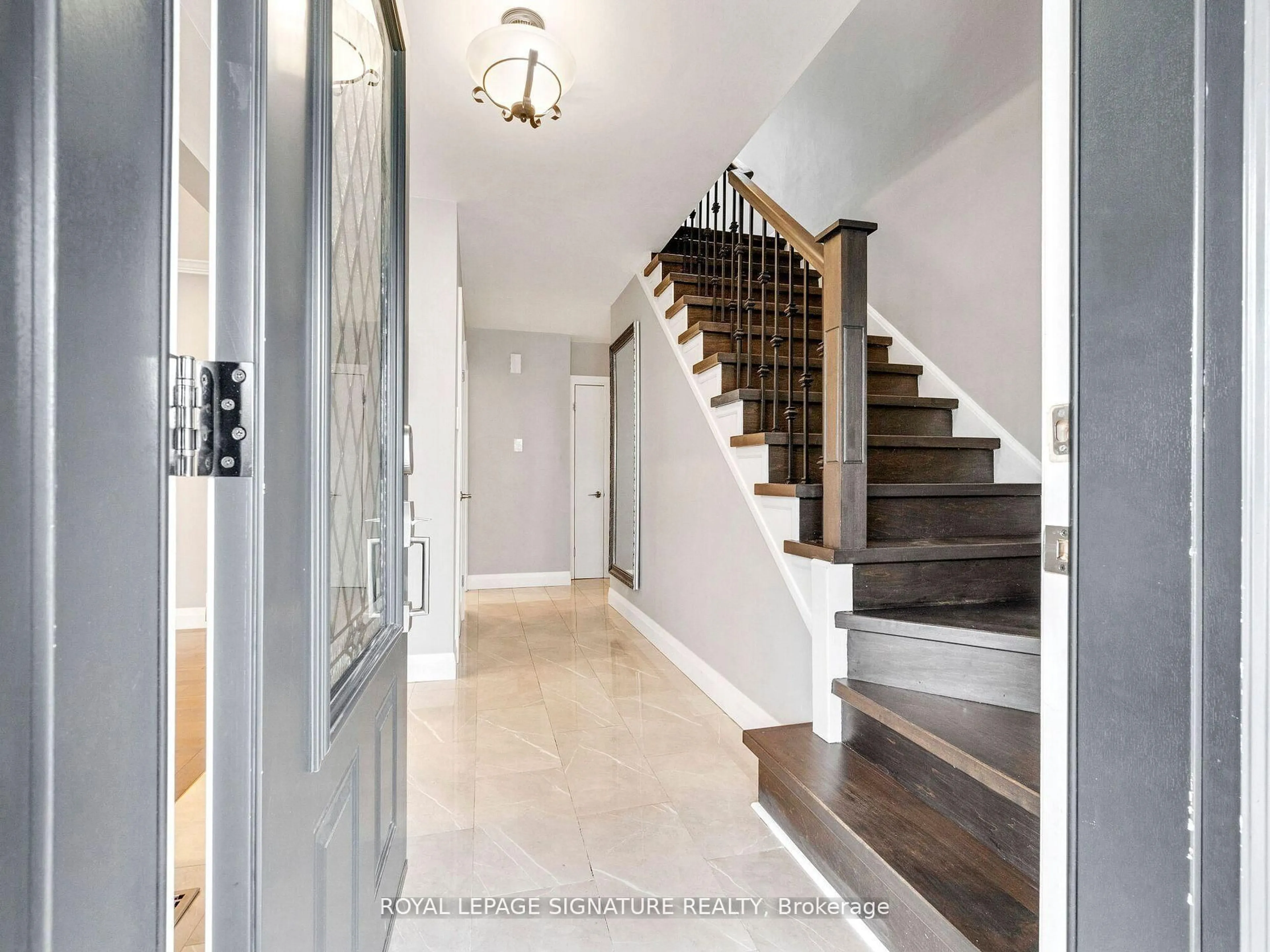 Indoor entryway for 31 Hatherton Cres, Toronto Ontario M3A 1P6
