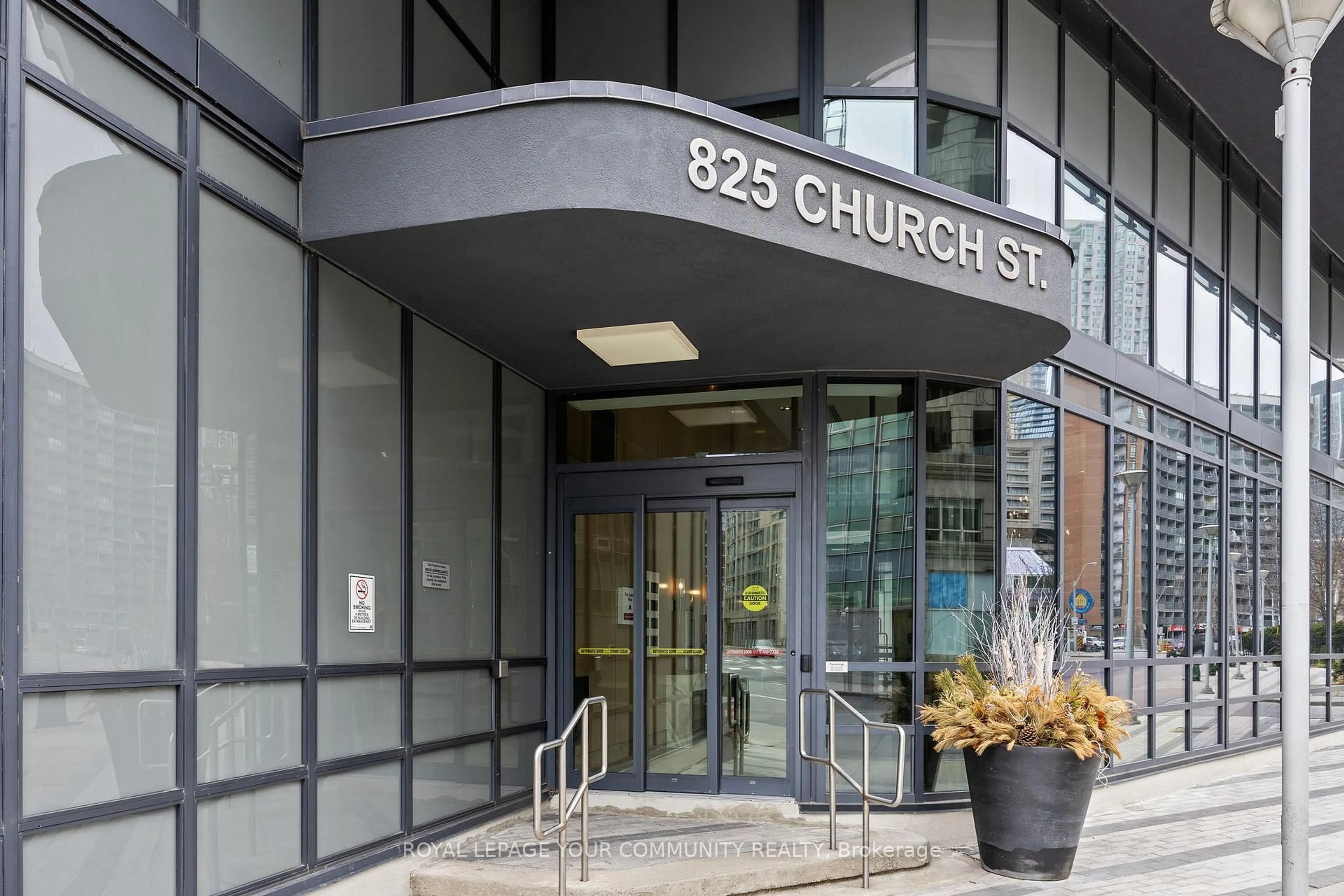 Indoor foyer for 825 Church St #611, Toronto Ontario M4W 3Z4