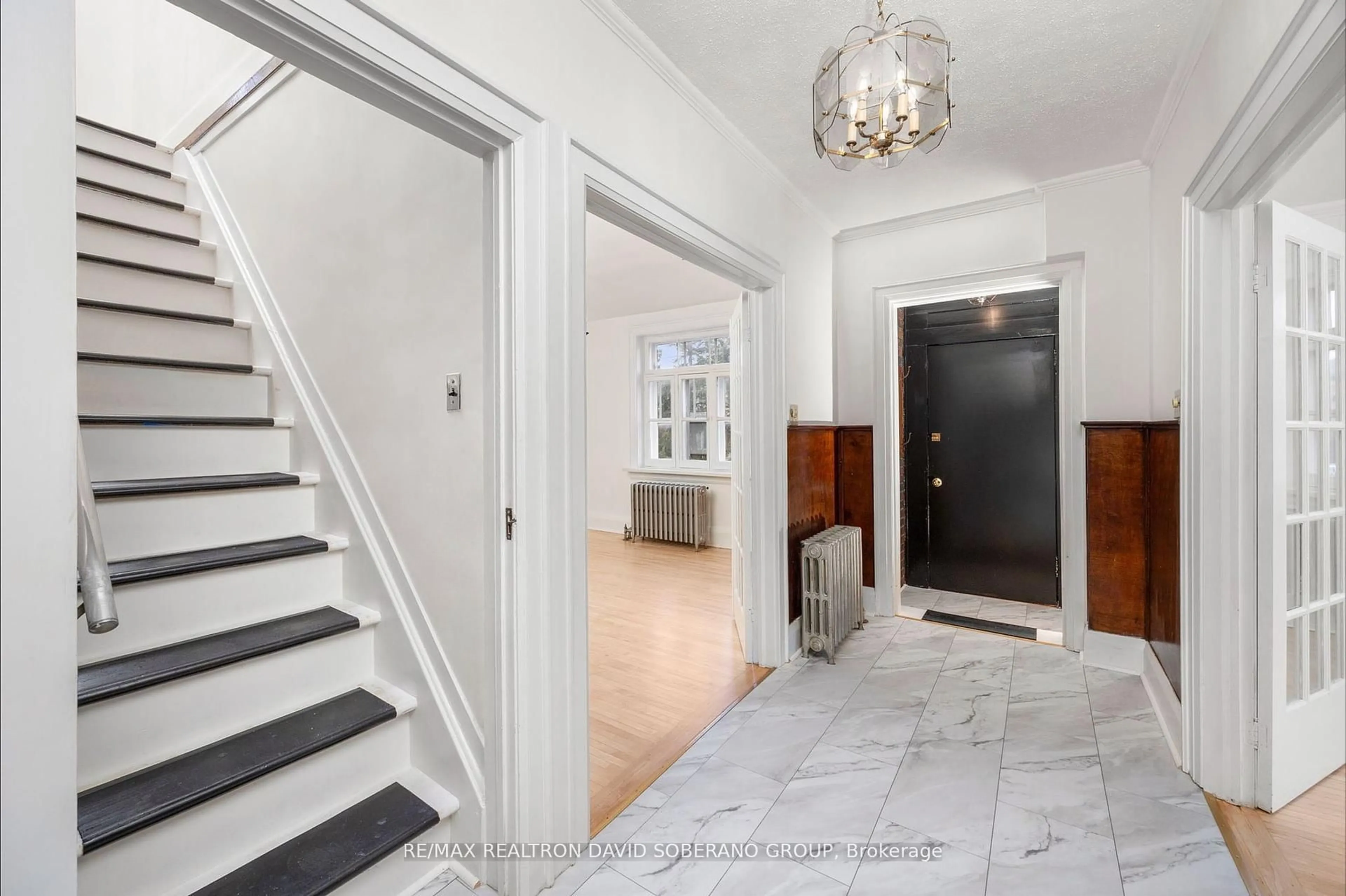 Indoor entryway for 44 Sultana Ave, Toronto Ontario M6A 1T1