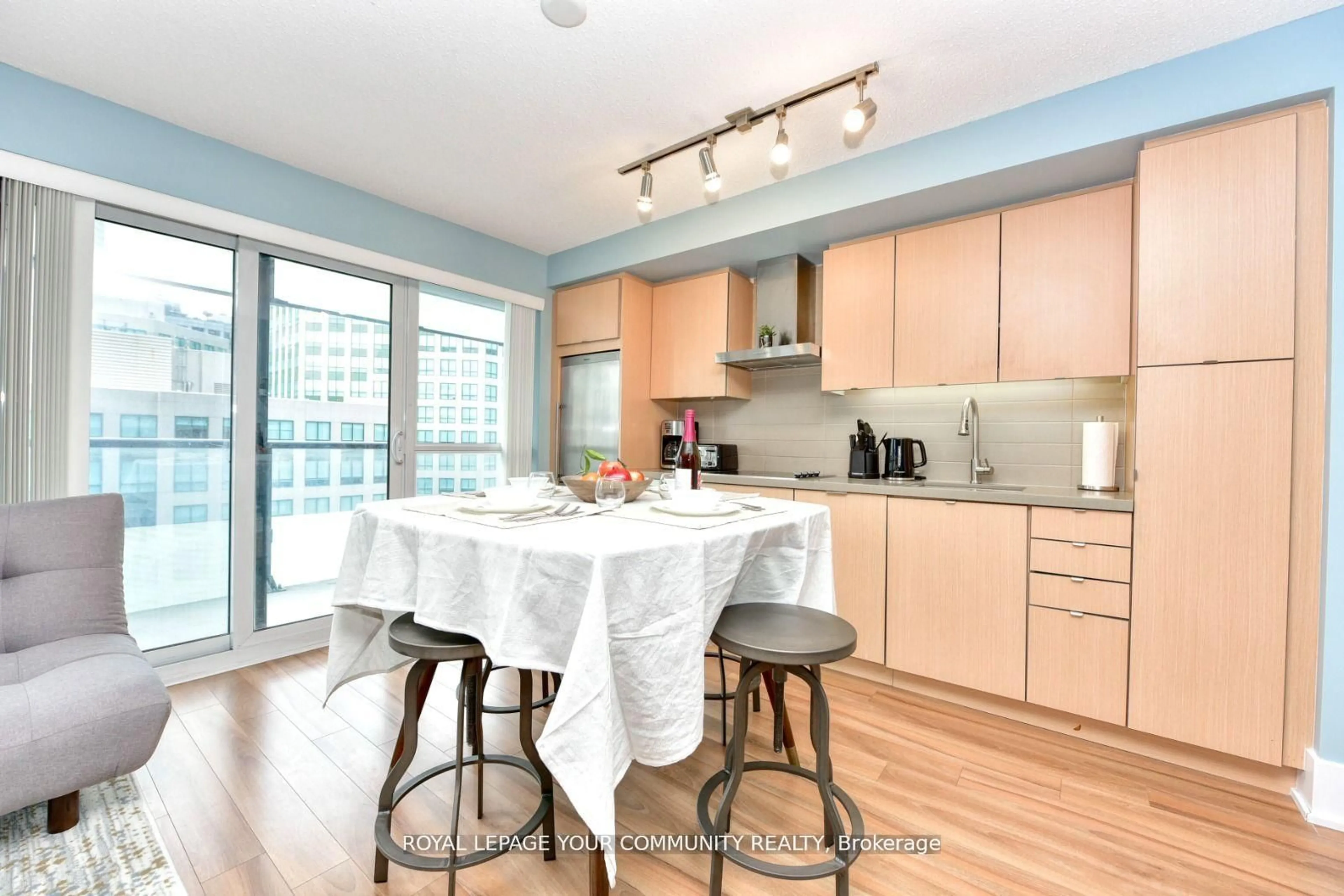 Open concept kitchen, wood/laminate floor for 300 Front St #1014, Toronto Ontario M5V 0E9