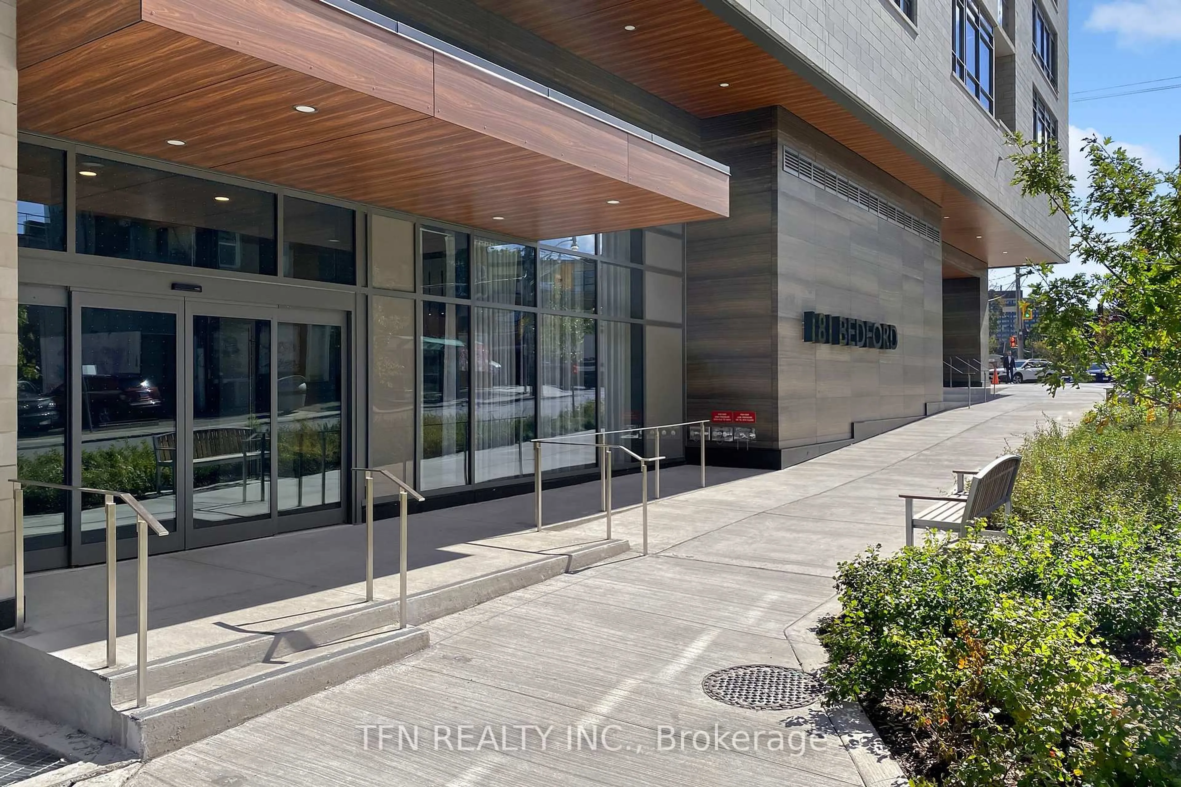 Indoor foyer for 181 Bedford Rd #409, Toronto Ontario M5R 0C2