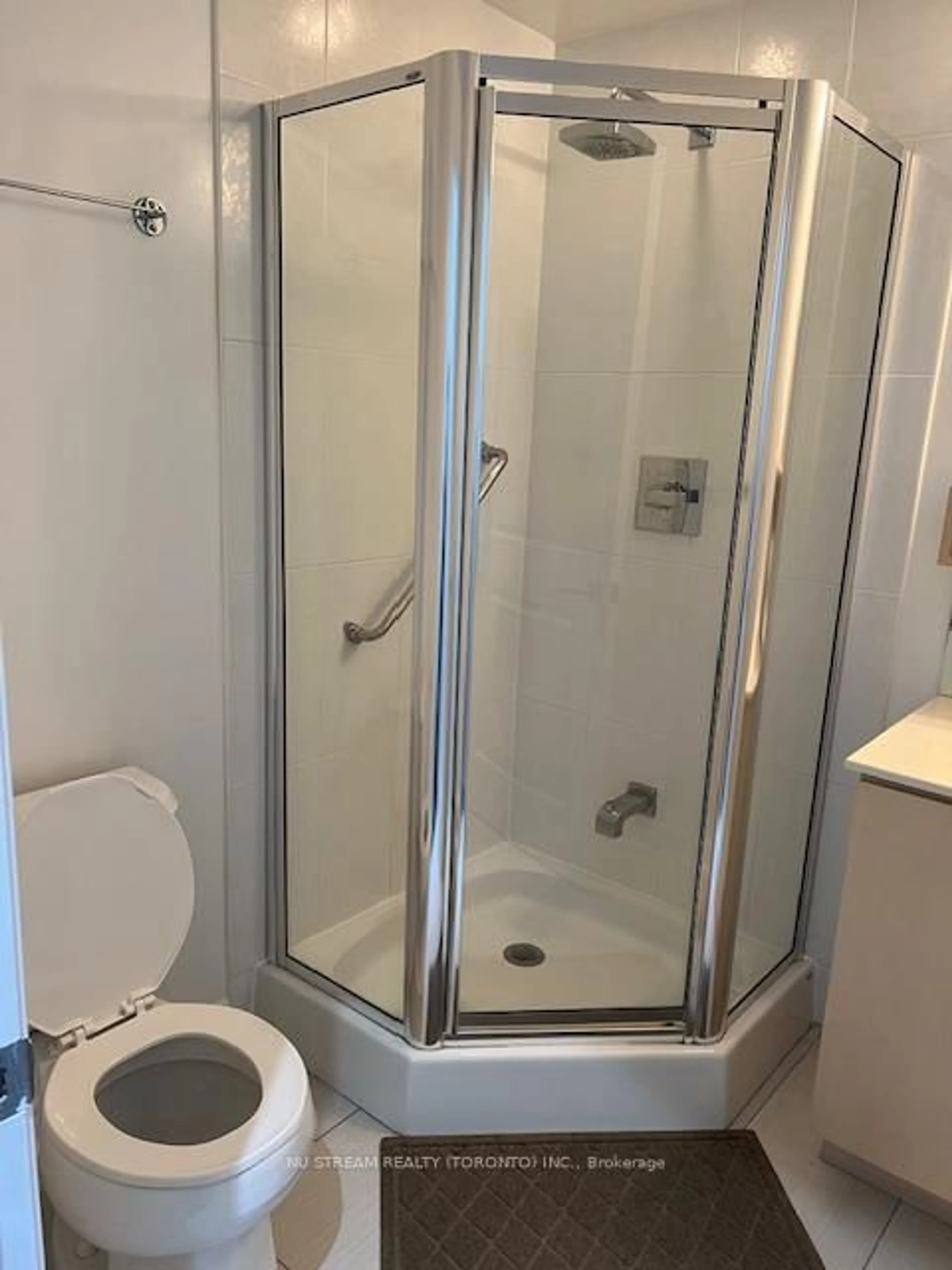 Standard bathroom, floor is not visible for 2885 Bayview Ave #717, Toronto Ontario M2K 0A3