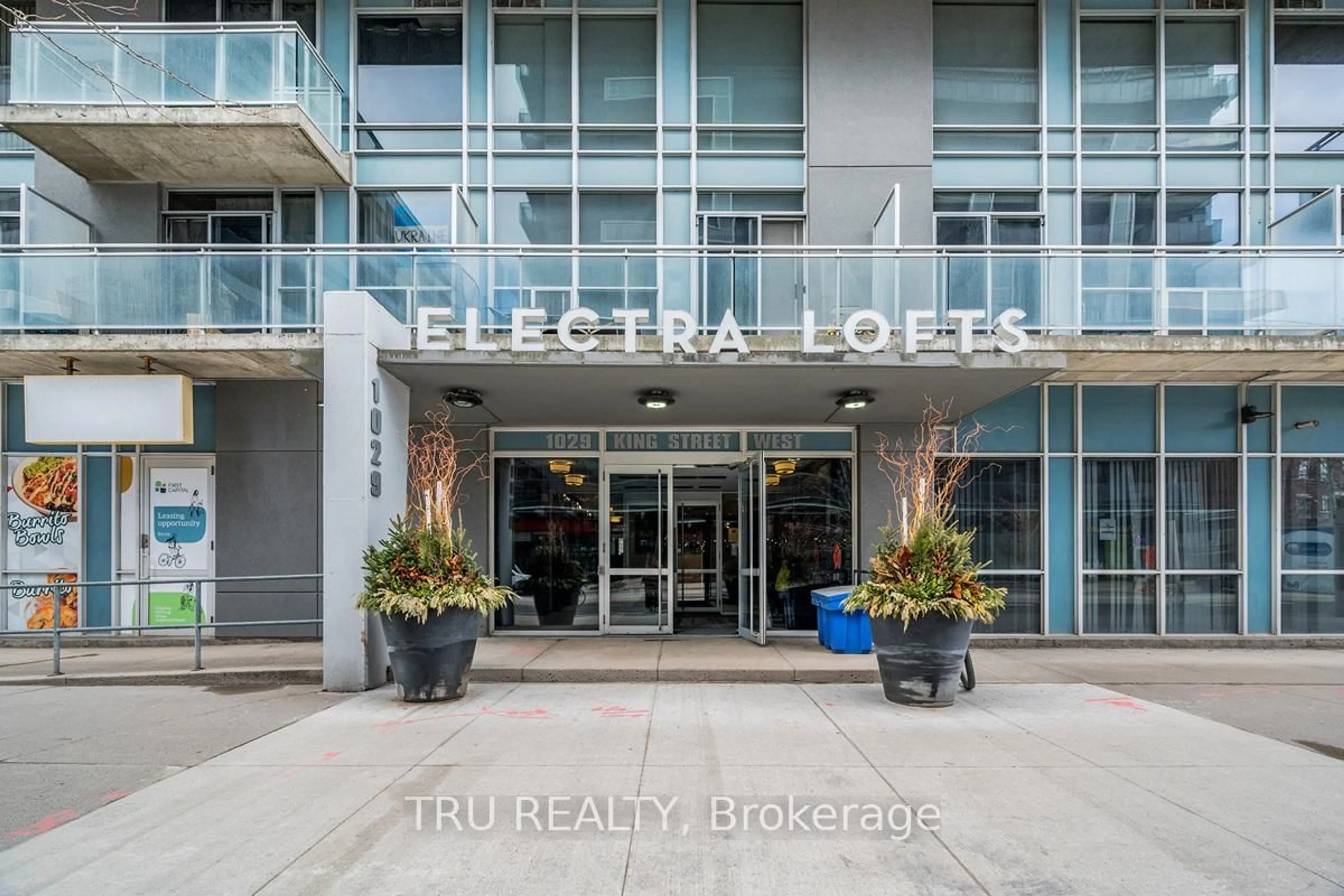 Indoor foyer for 1029 King St #841, Toronto Ontario M6K 3M9