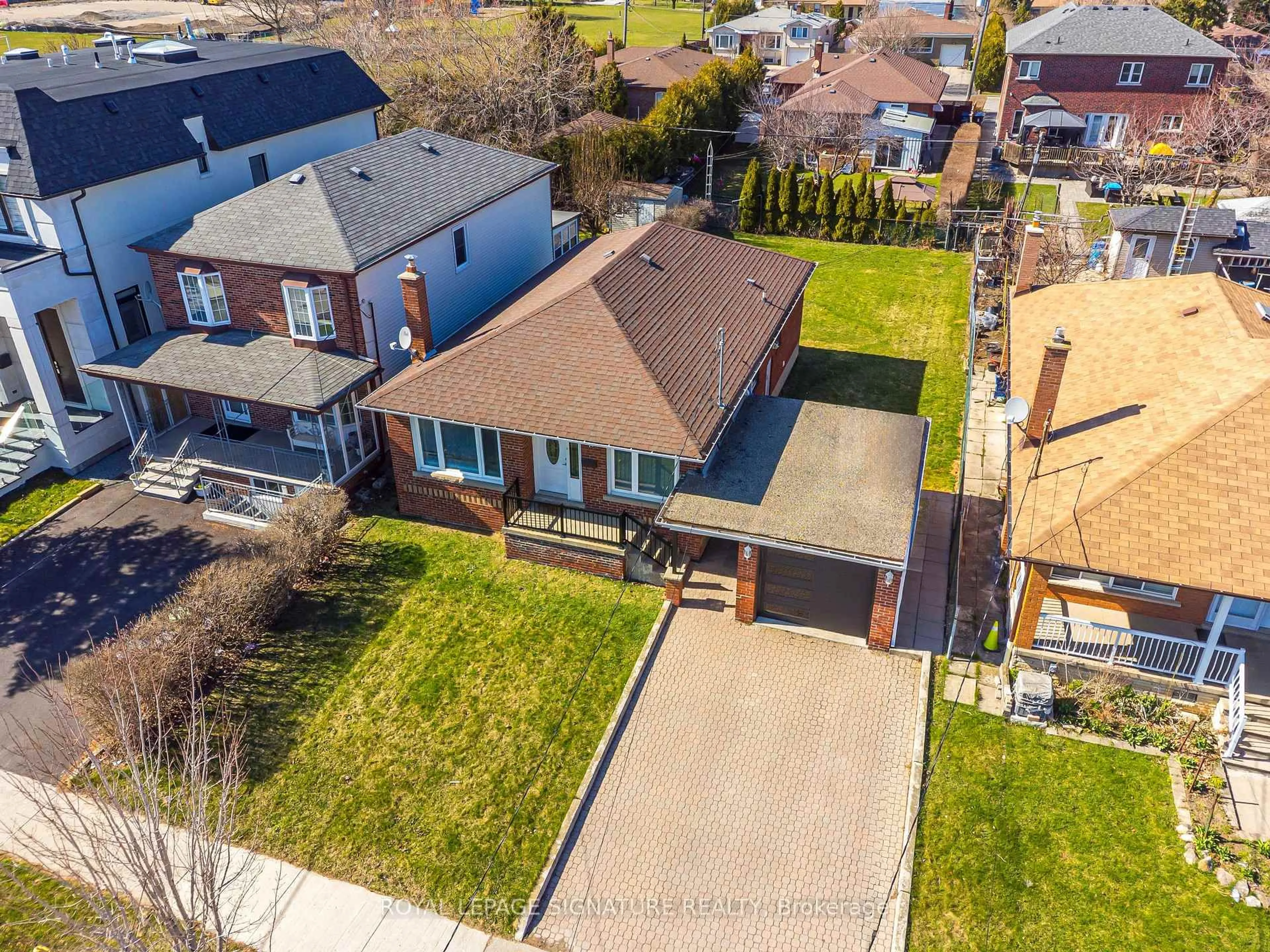 A pic from outside/outdoor area/front of a property/back of a property/a pic from drone, street for 136 Regina Ave, Toronto Ontario M6A 1R7