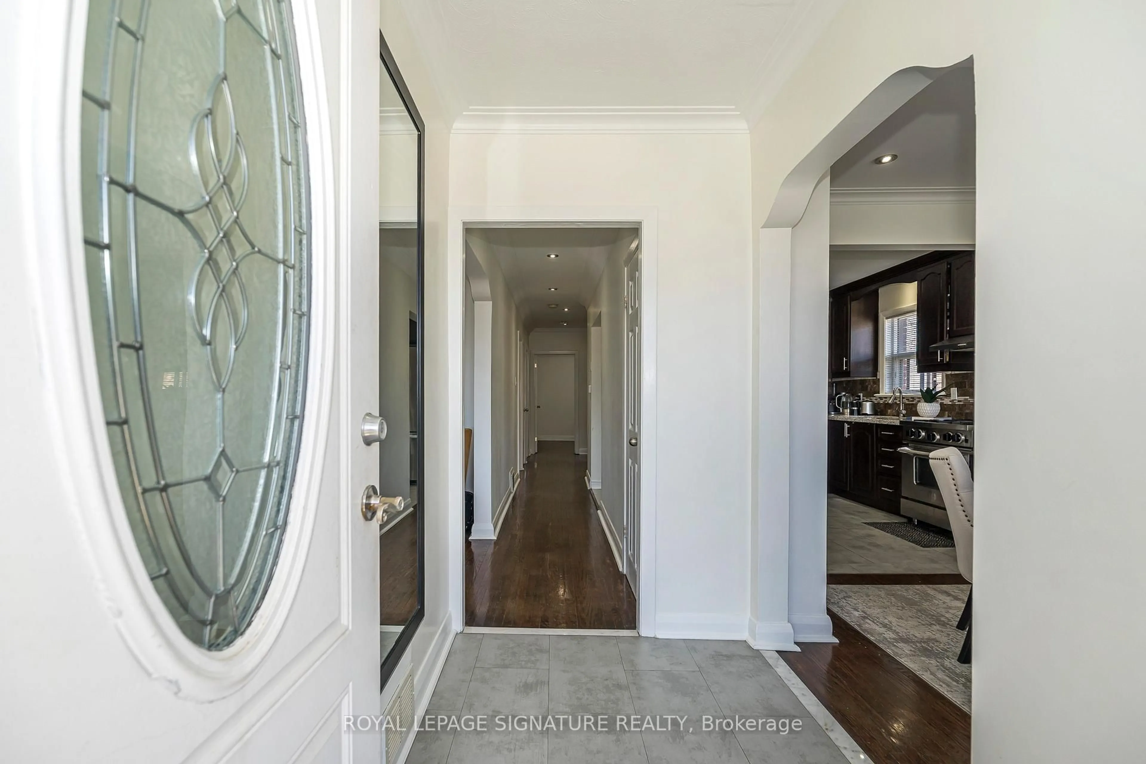 Indoor entryway for 136 Regina Ave, Toronto Ontario M6A 1R7