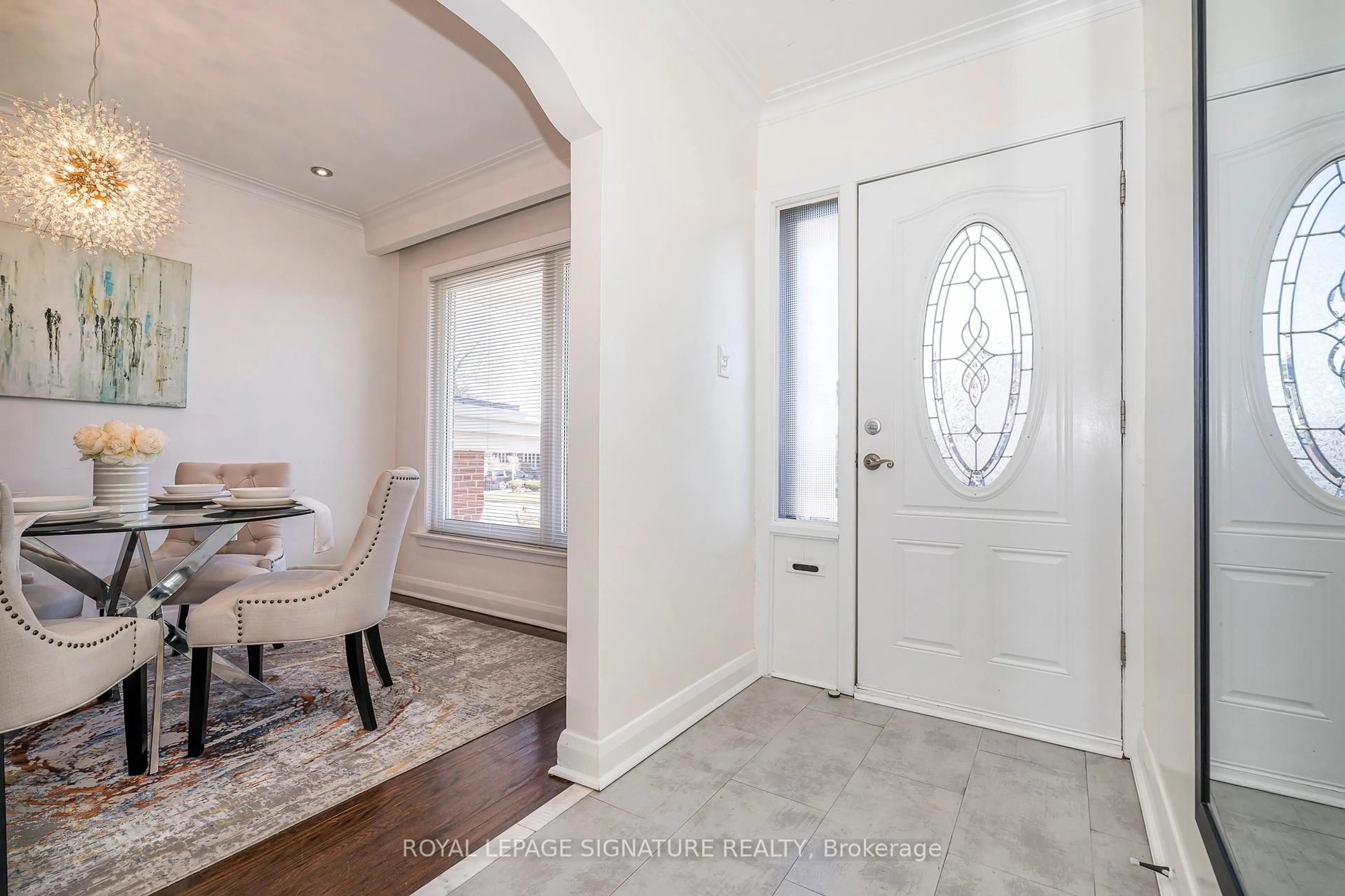 Indoor entryway for 136 Regina Ave, Toronto Ontario M6A 1R7