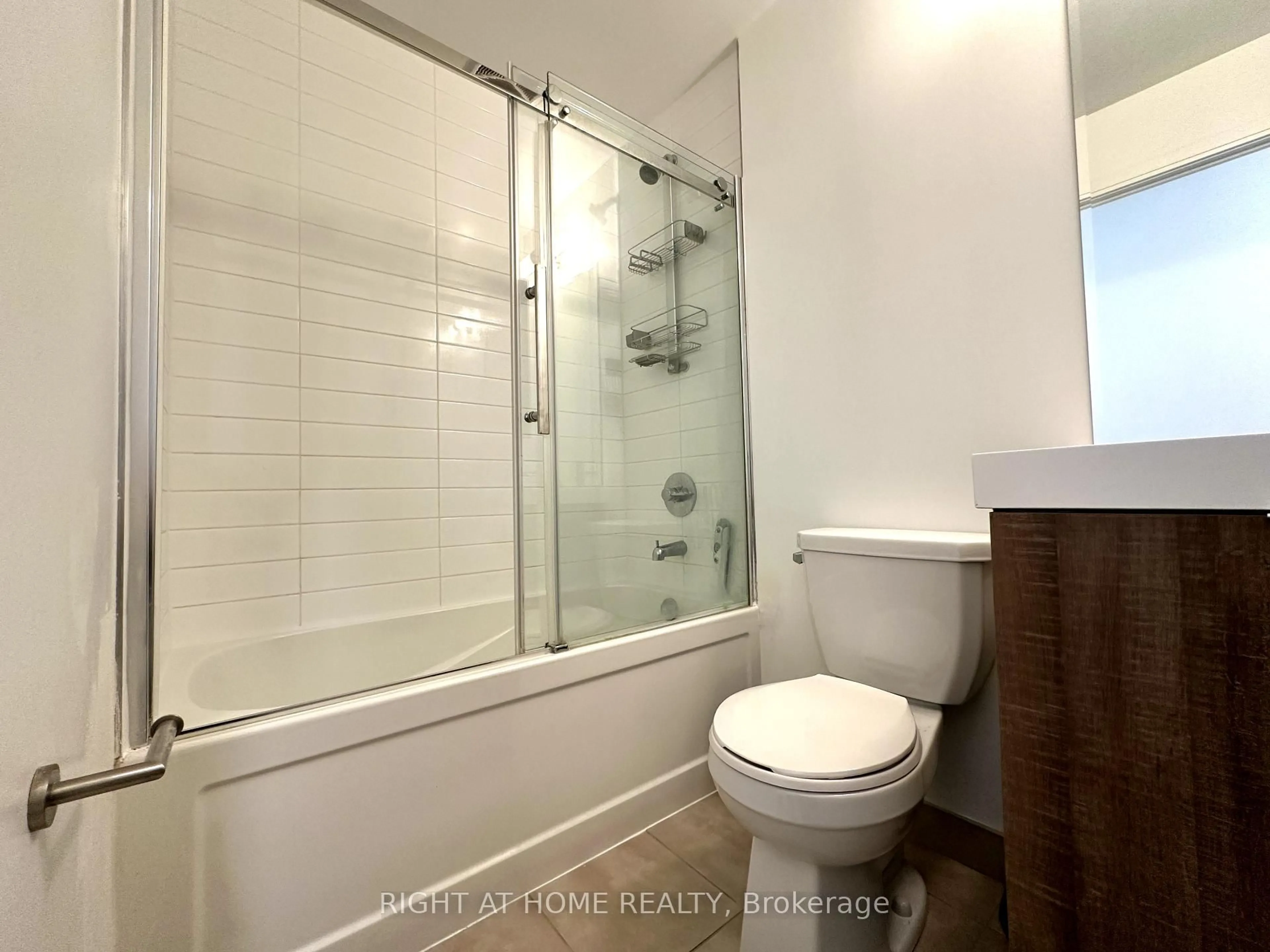 Standard bathroom, unknown for 621 Sheppard Ave #321, Toronto Ontario M2K 1B5