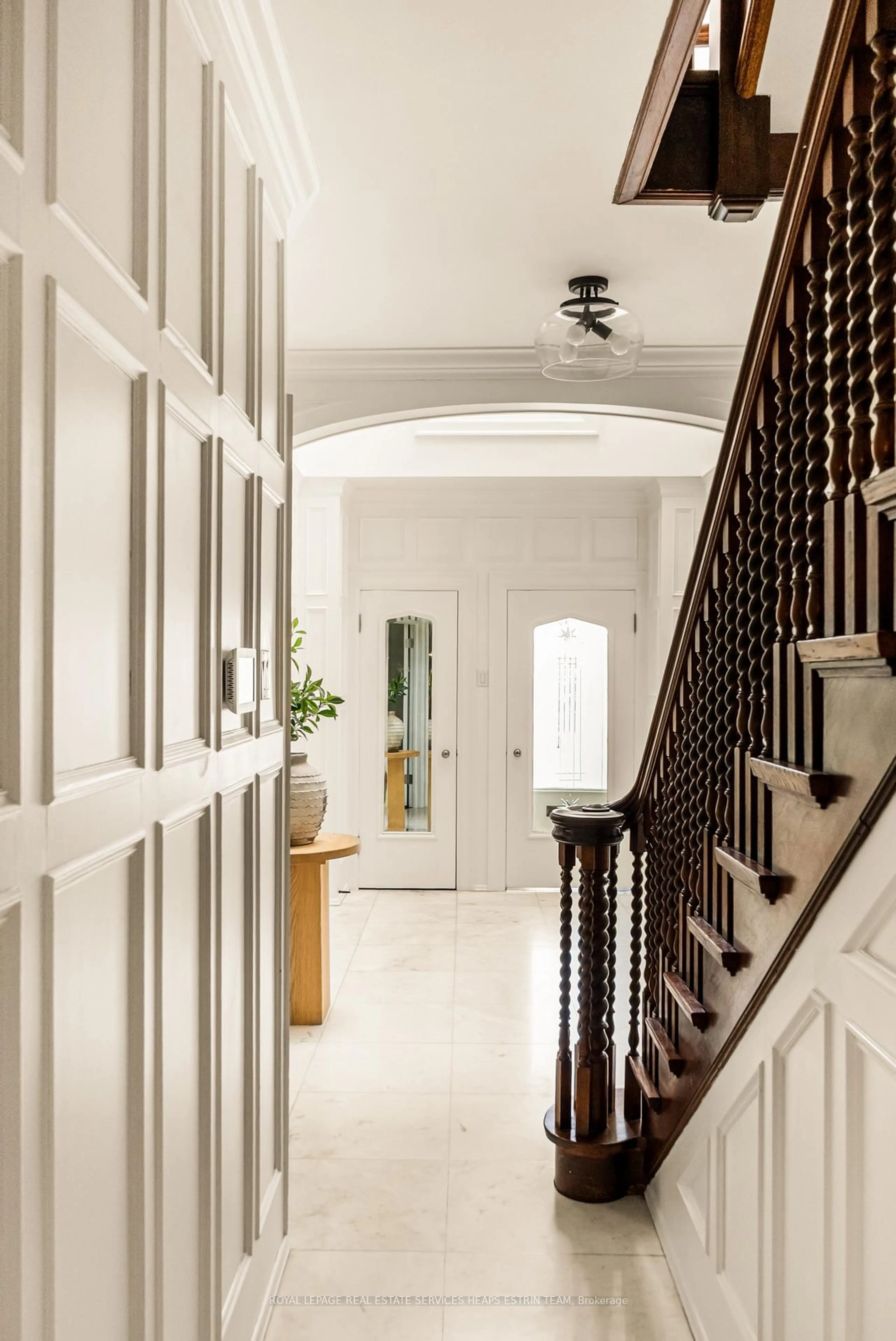 Indoor entryway for 19 Whitney Ave, Toronto Ontario M4W 2A7