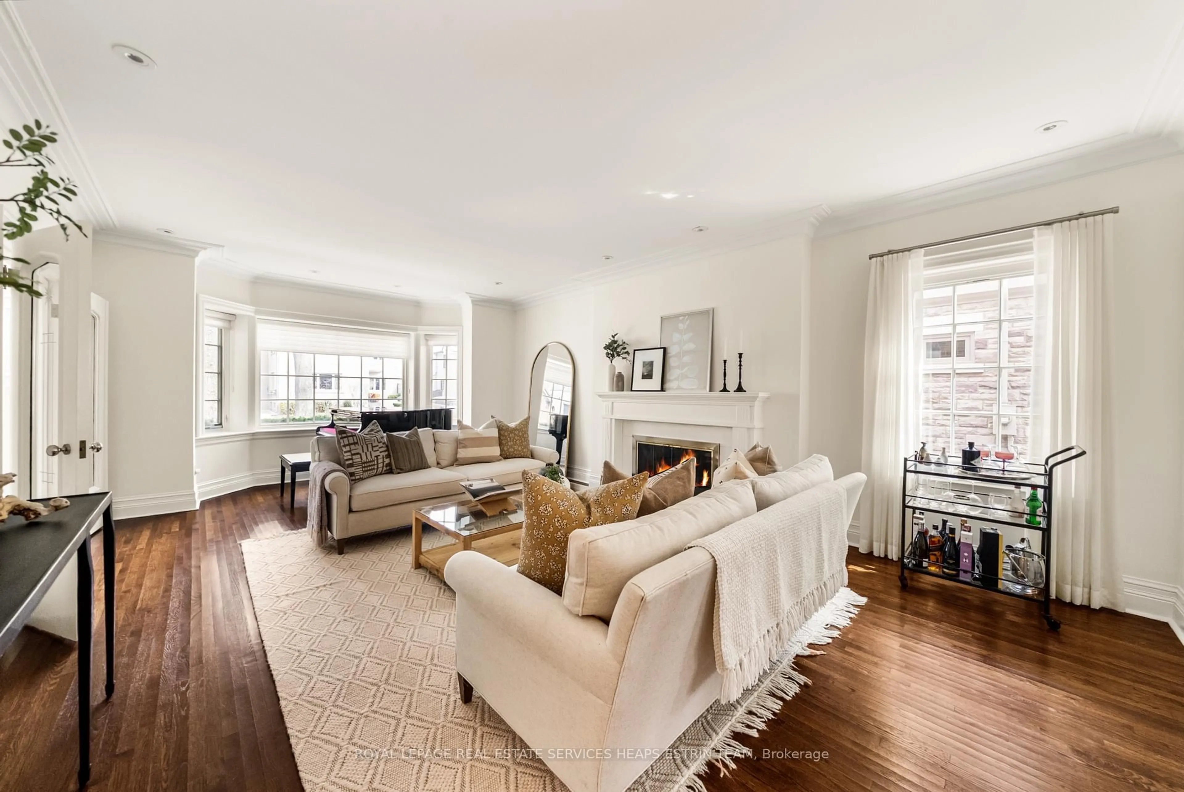 Living room with furniture, unknown for 19 Whitney Ave, Toronto Ontario M4W 2A7