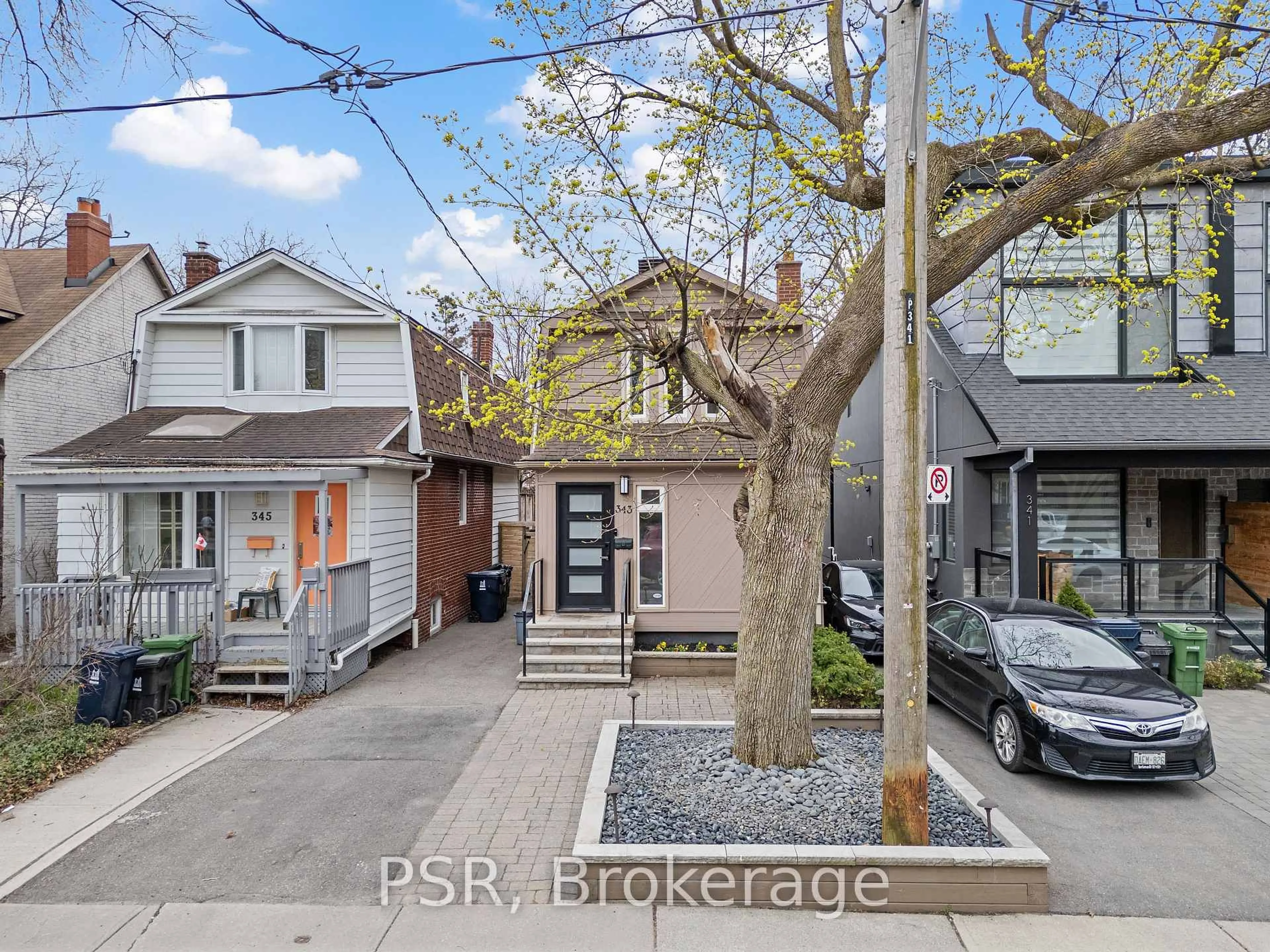A pic from outside/outdoor area/front of a property/back of a property/a pic from drone, street for 343 Balliol St, Toronto Ontario M4S 1E1