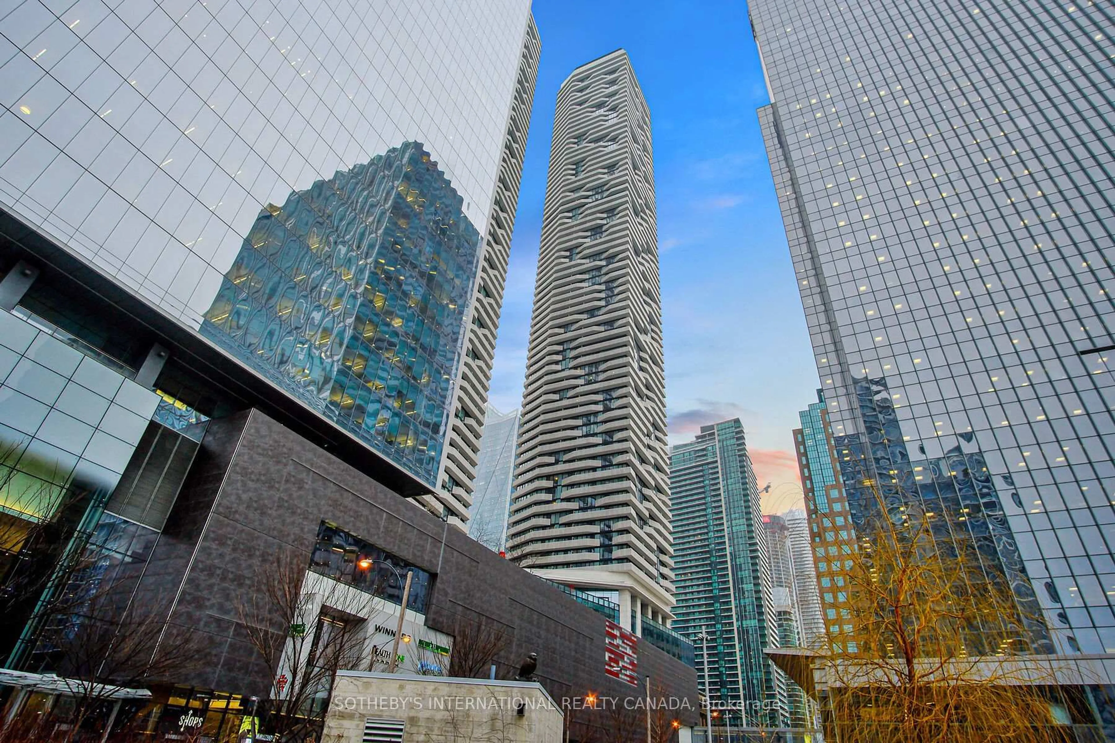 Patio, unknown for 100 Harbour St #5110, Toronto Ontario M5J 0B5