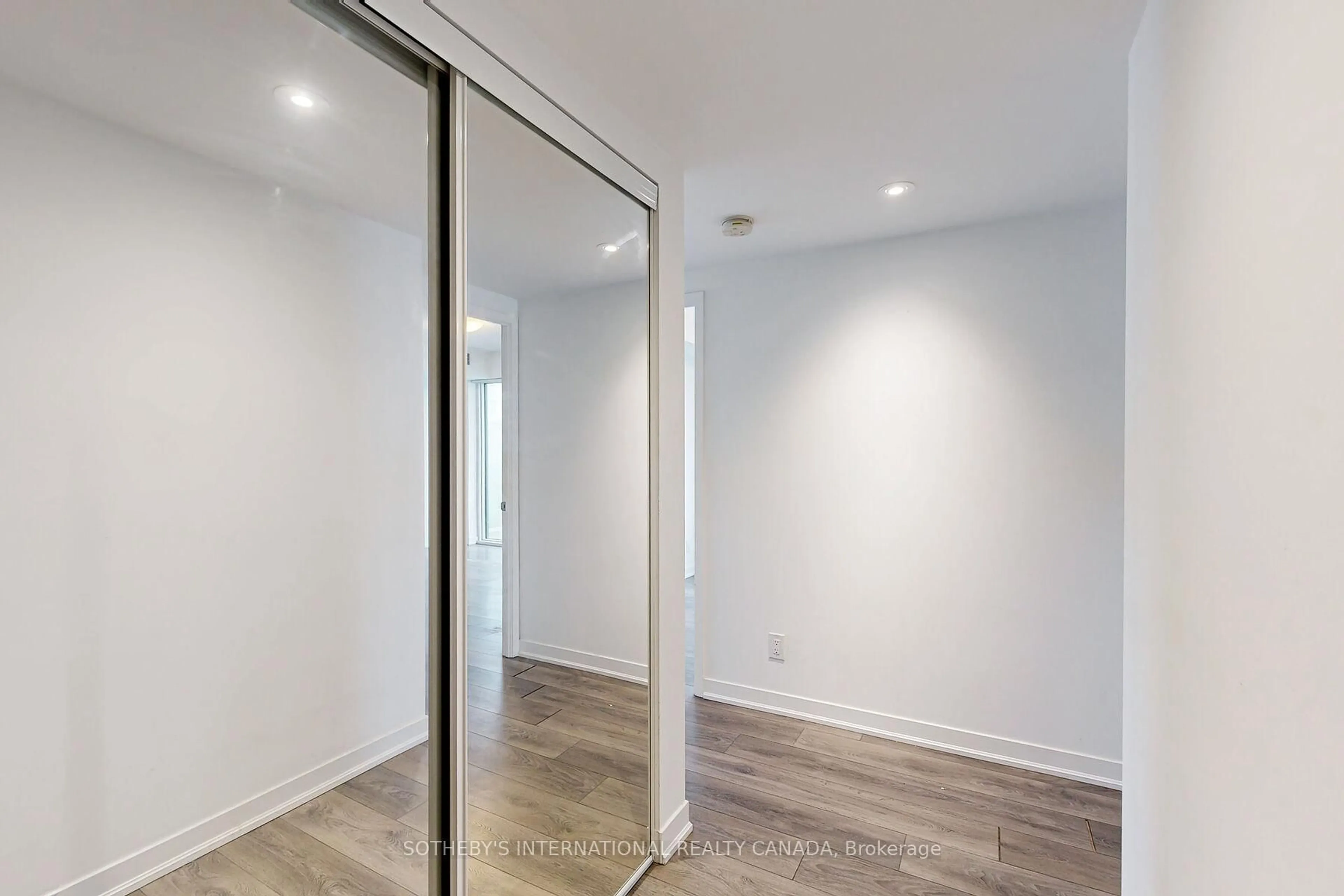 A pic of a room for 100 Harbour St #5110, Toronto Ontario M5J 0B5