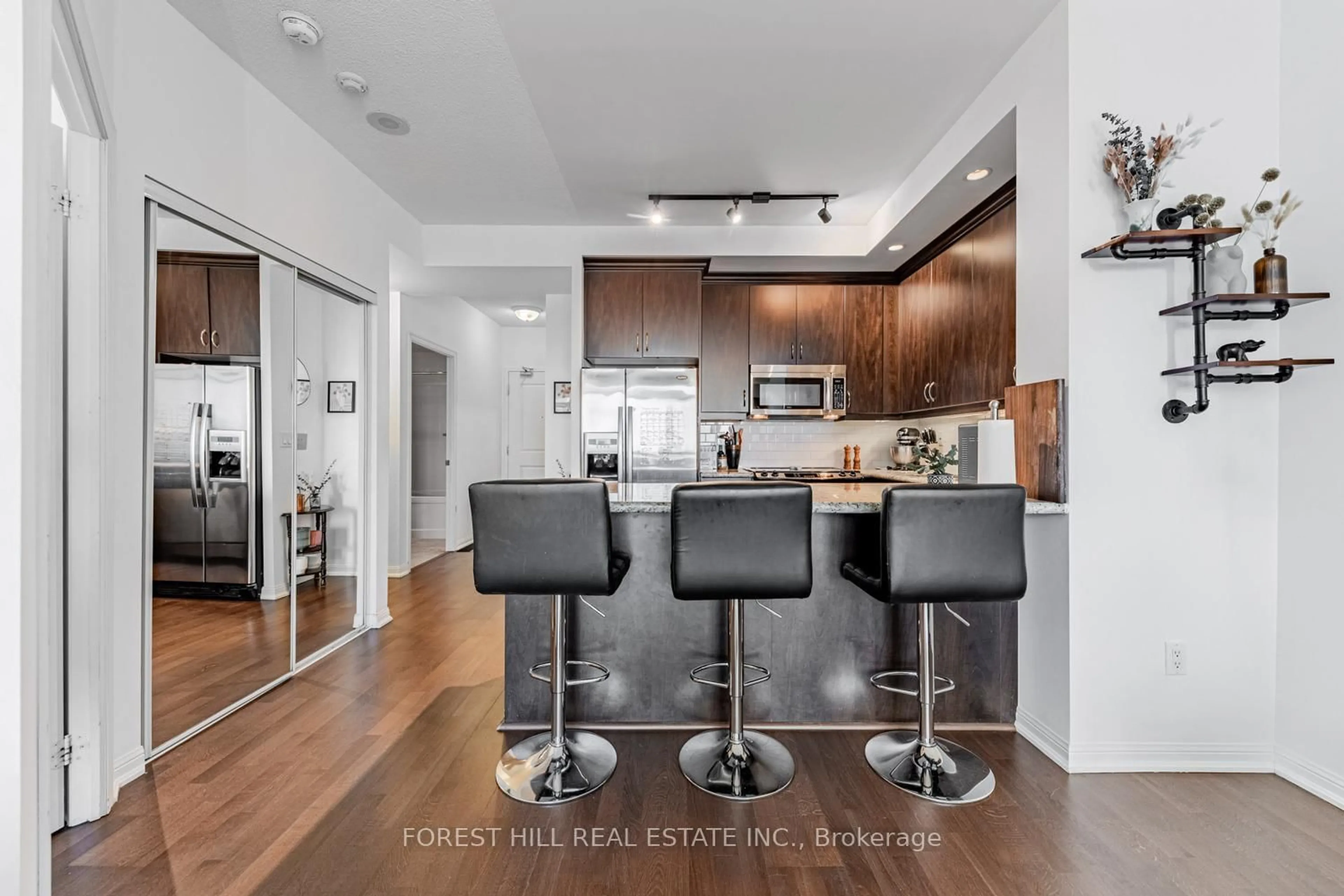 Open concept kitchen, wood/laminate floor for 21 Grand Magazine St #816, Toronto Ontario M5V 1B5