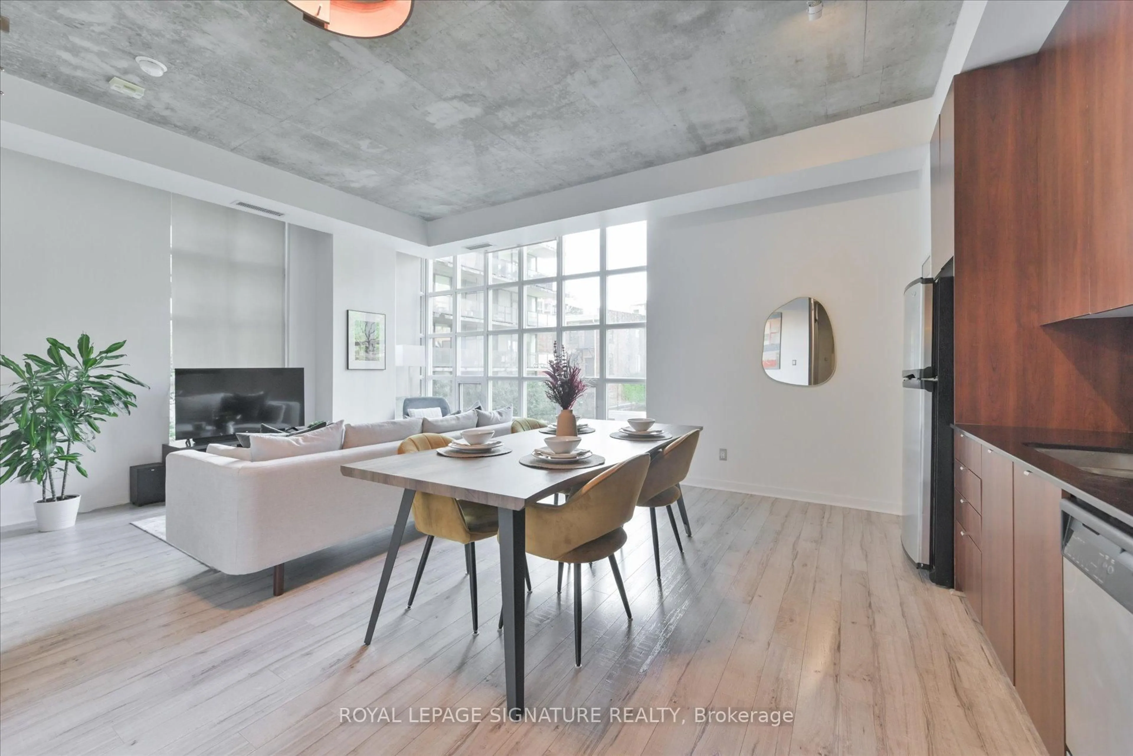 Unknown for 23 Brant St #305, Toronto Ontario M5V 2L5