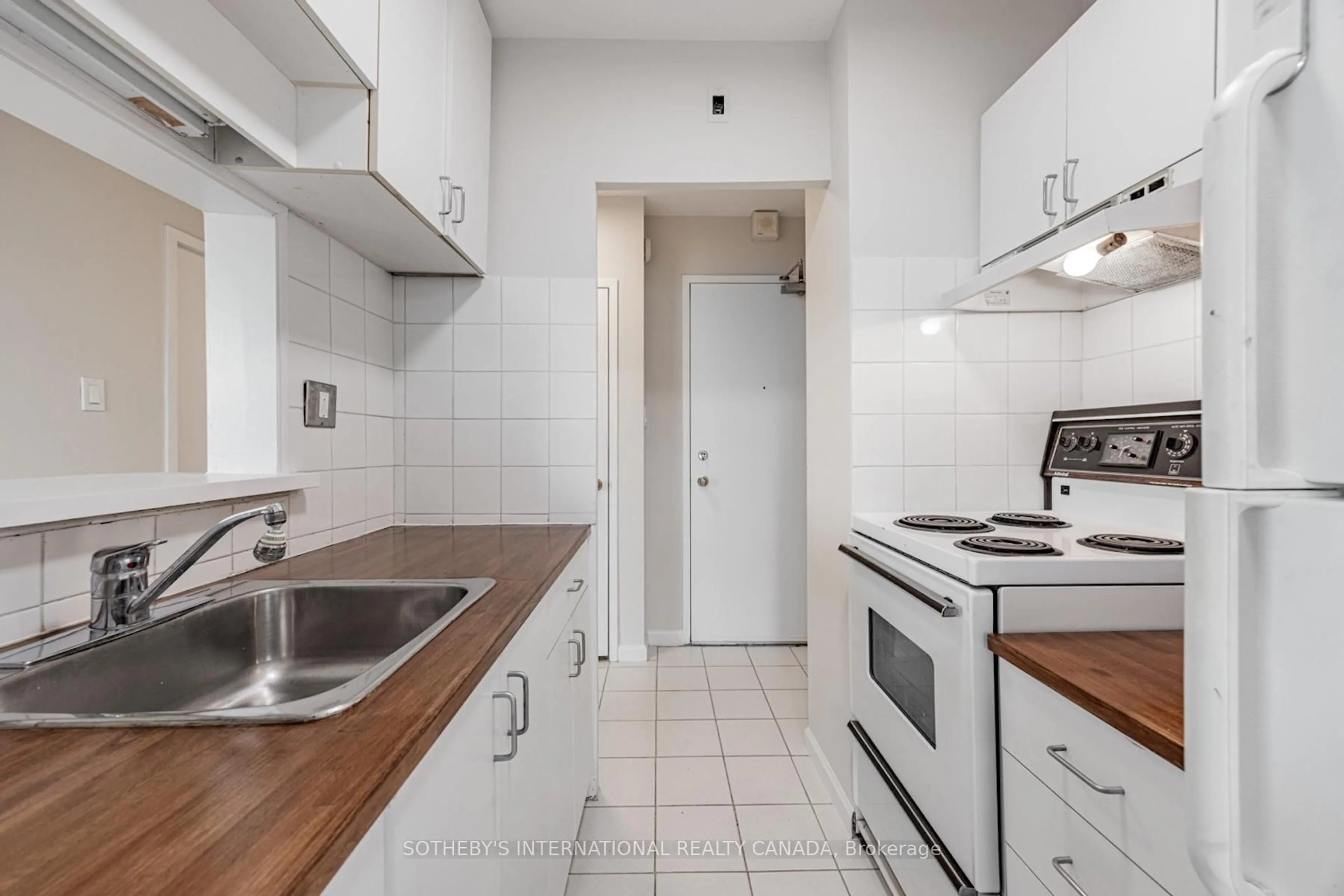 Standard kitchen, unknown for 78 Warren Rd #601, Toronto Ontario M4V 2R6