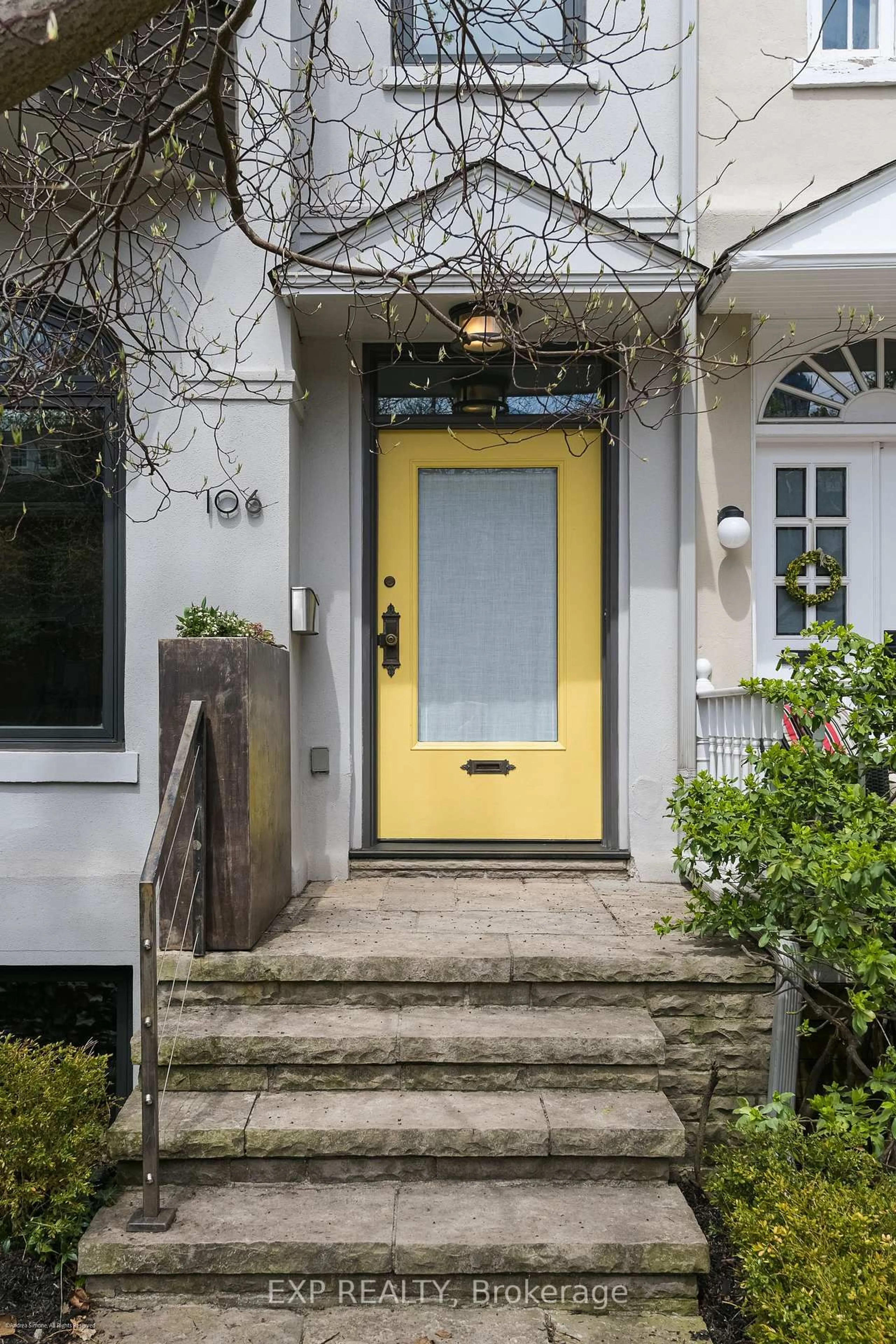 Indoor entryway for 106 Macpherson Ave, Toronto Ontario M5R 1W8
