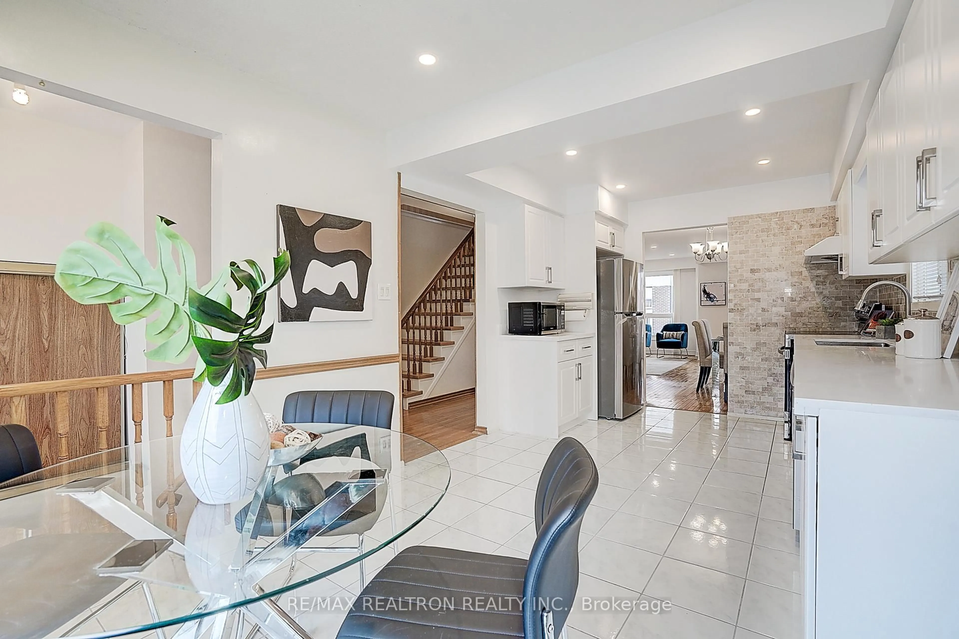 Indoor foyer for 82 Carnival Crt, Toronto Ontario M2R 3T8