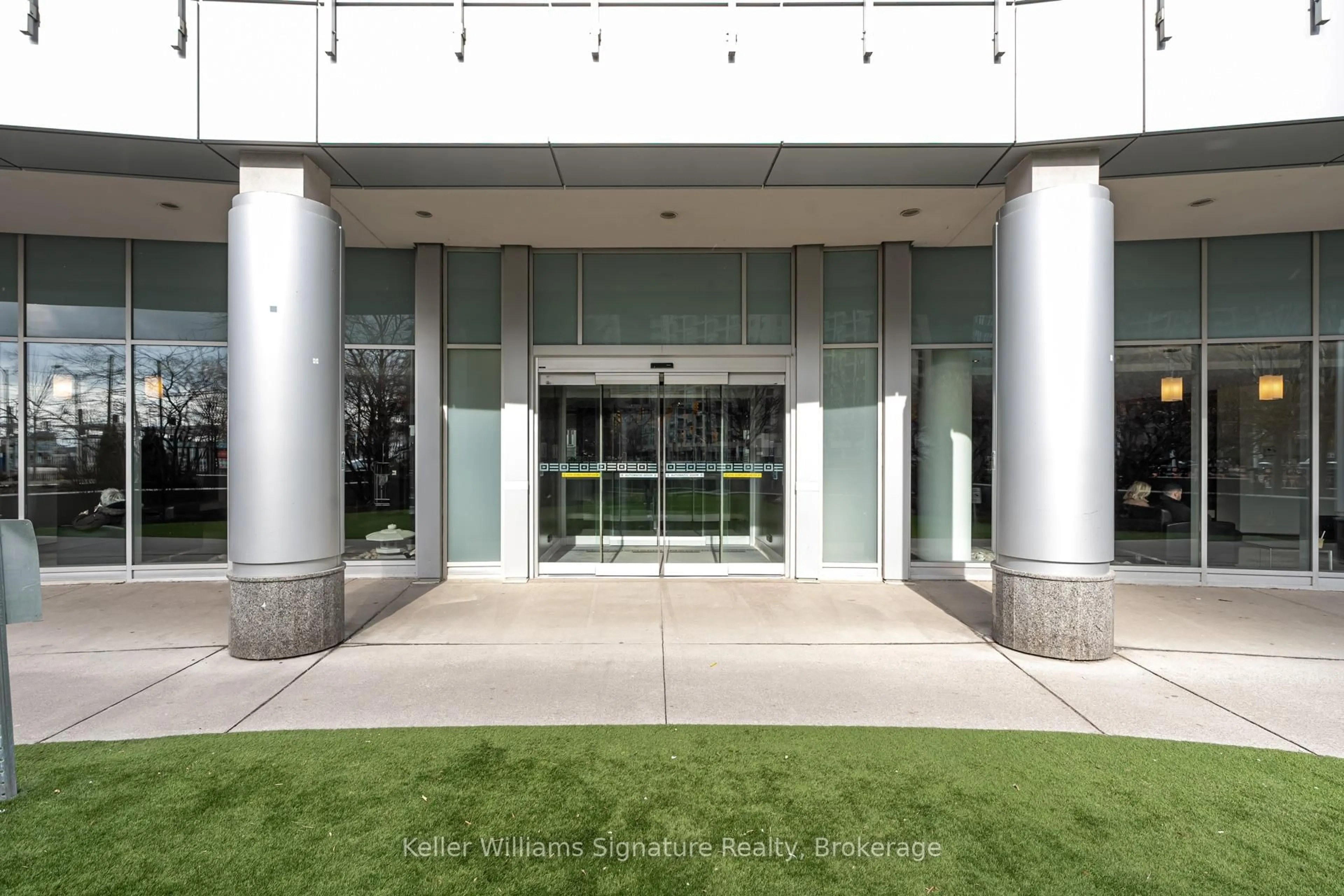 Indoor foyer for 8 York St #1010, Toronto Ontario M5J 2Y2