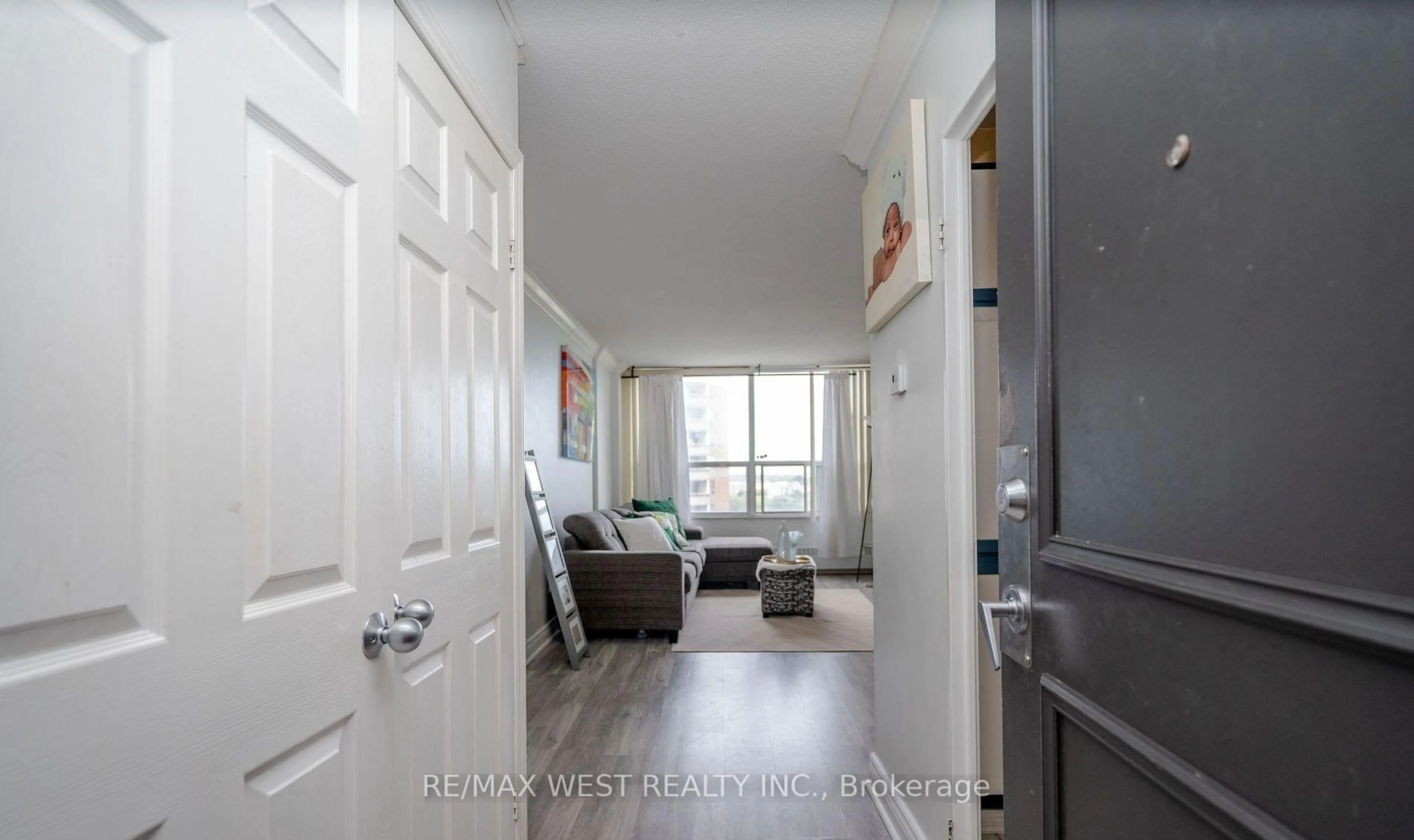 Indoor entryway for 60 Pavane Linkway N/A #1709, Toronto Ontario M3C 2Y6