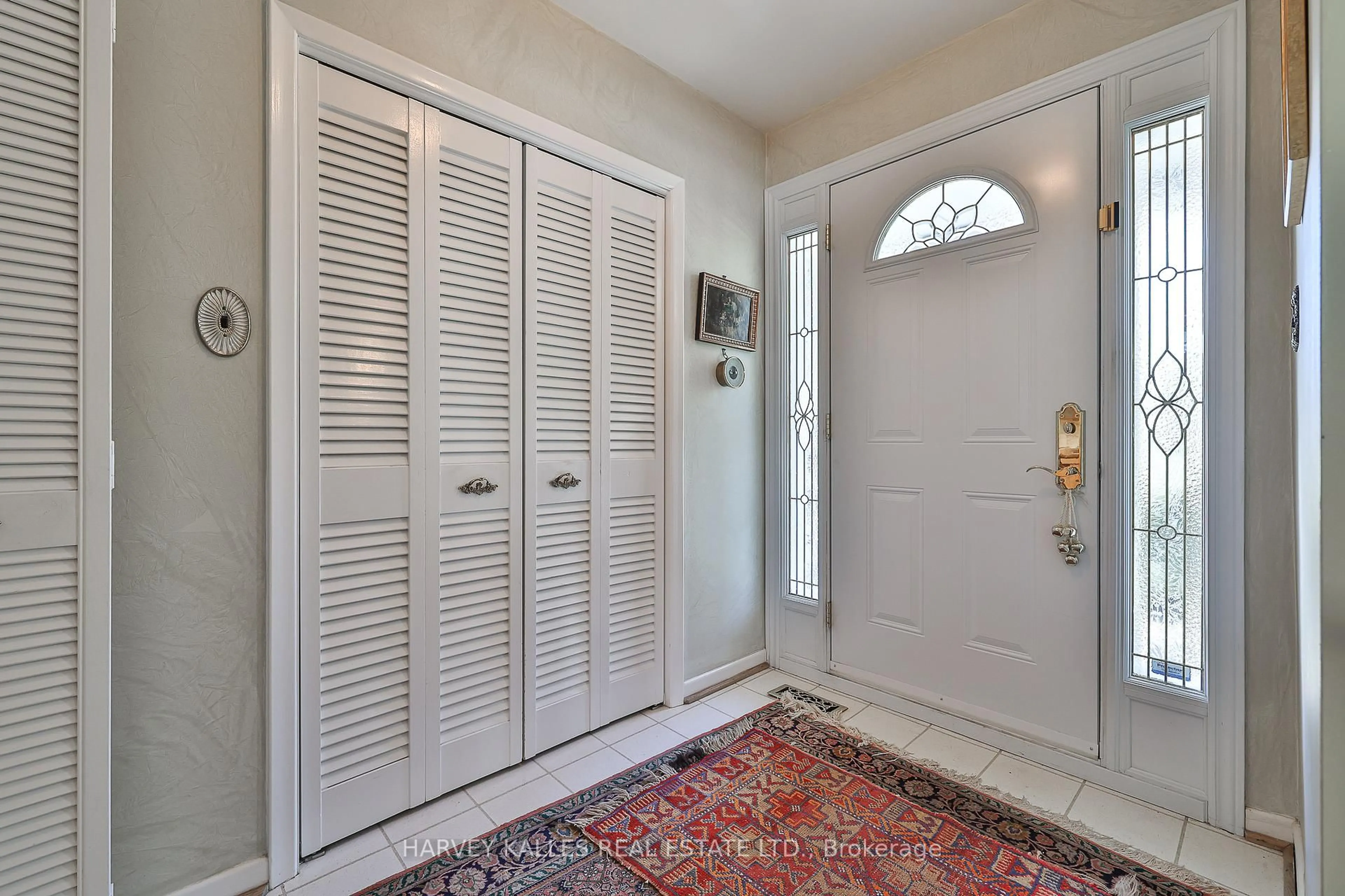 Indoor entryway for 140 Fenn Ave, Toronto Ontario M2P 1X6