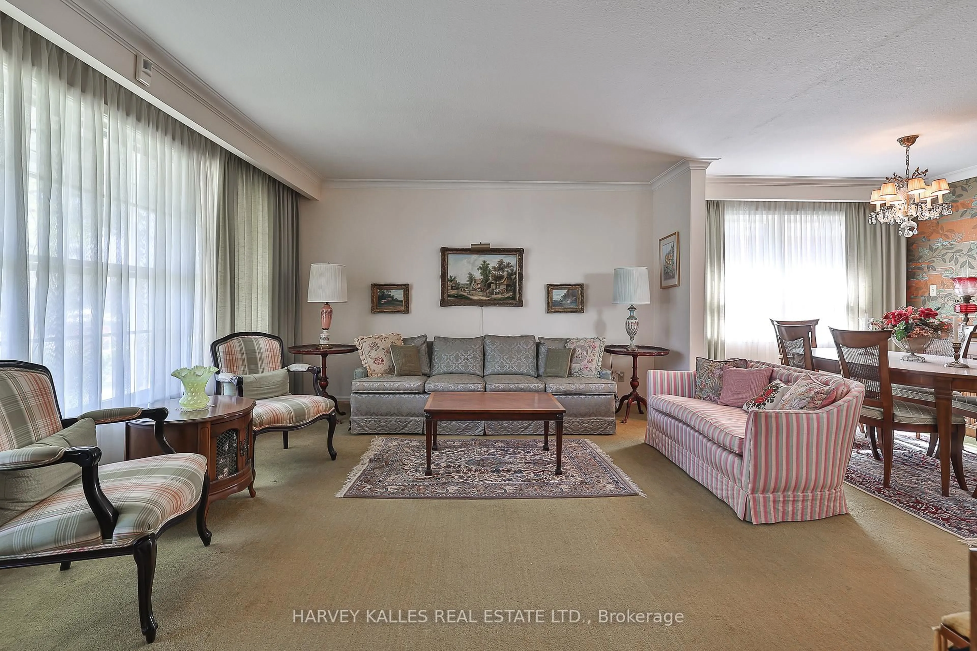 Living room with furniture, carpet floor for 140 Fenn Ave, Toronto Ontario M2P 1X6
