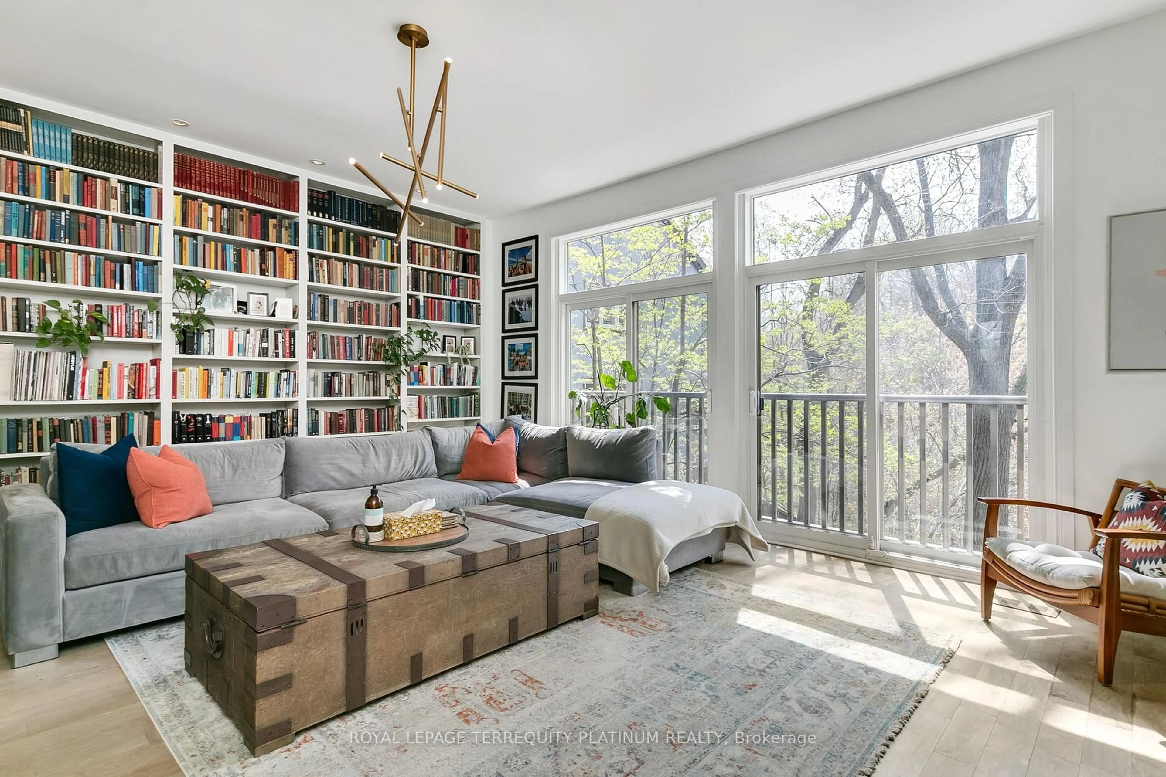 Living room with furniture, wood/laminate floor for 17 Rainbow Creekway N/A, Toronto Ontario M2K 2T9