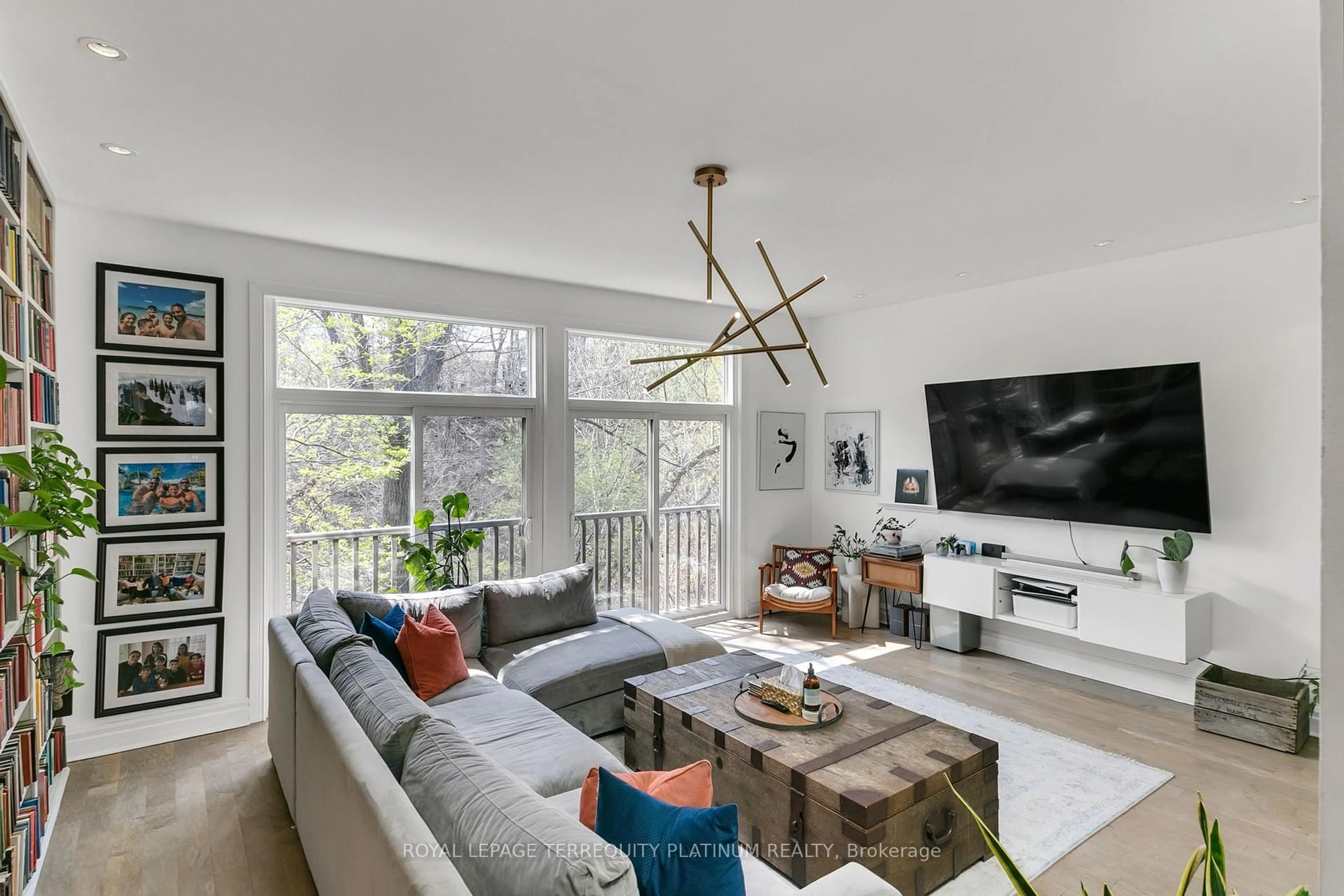 Living room with furniture, unknown for 17 Rainbow Creekway N/A, Toronto Ontario M2K 2T9