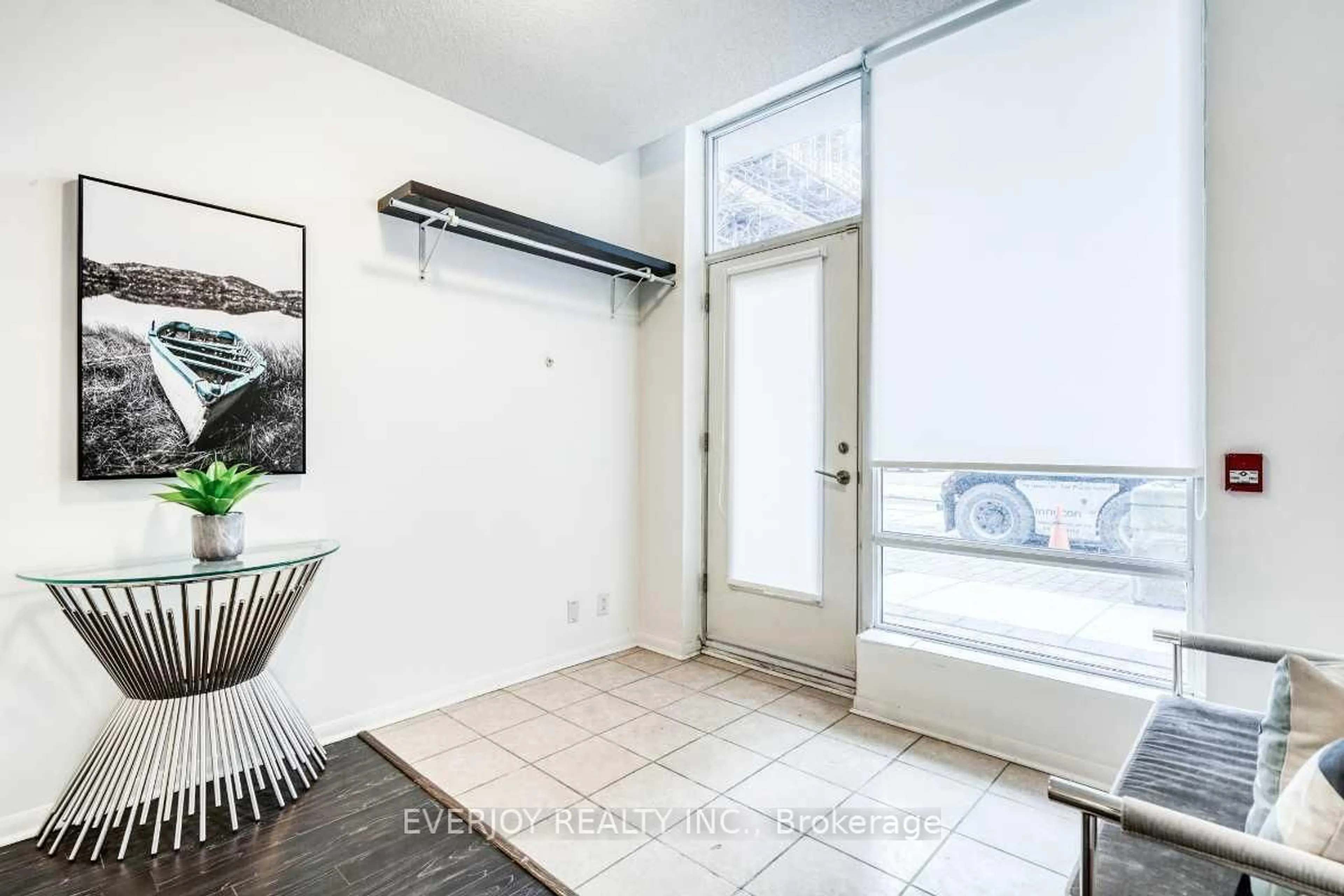 Indoor entryway for 96 St Patrick St #103, Toronto Ontario M5T 1V2