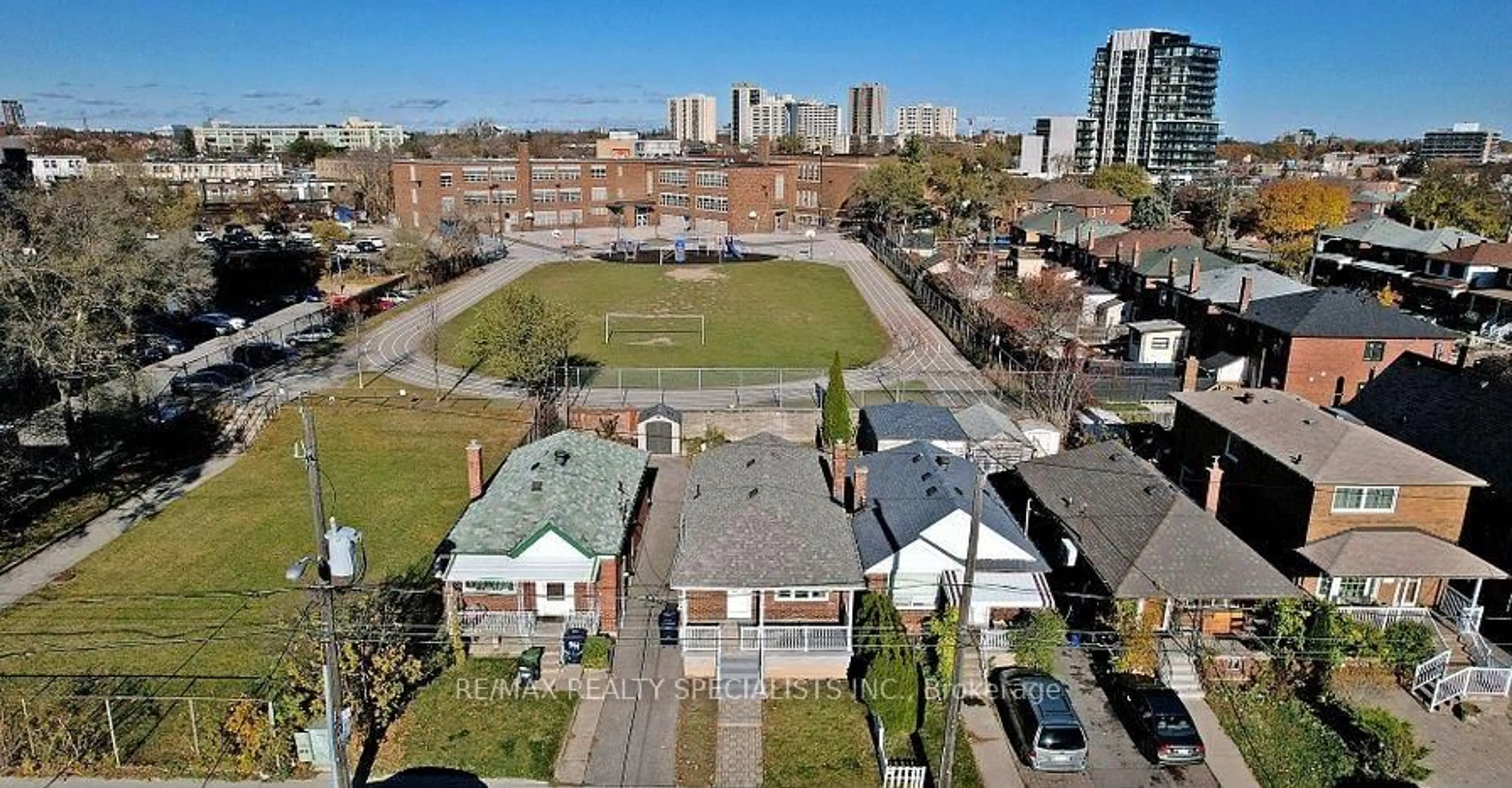 A pic from outside/outdoor area/front of a property/back of a property/a pic from drone, city buildings view from balcony for 739 Vaughan Rd, Toronto Ontario M6E 2Z2