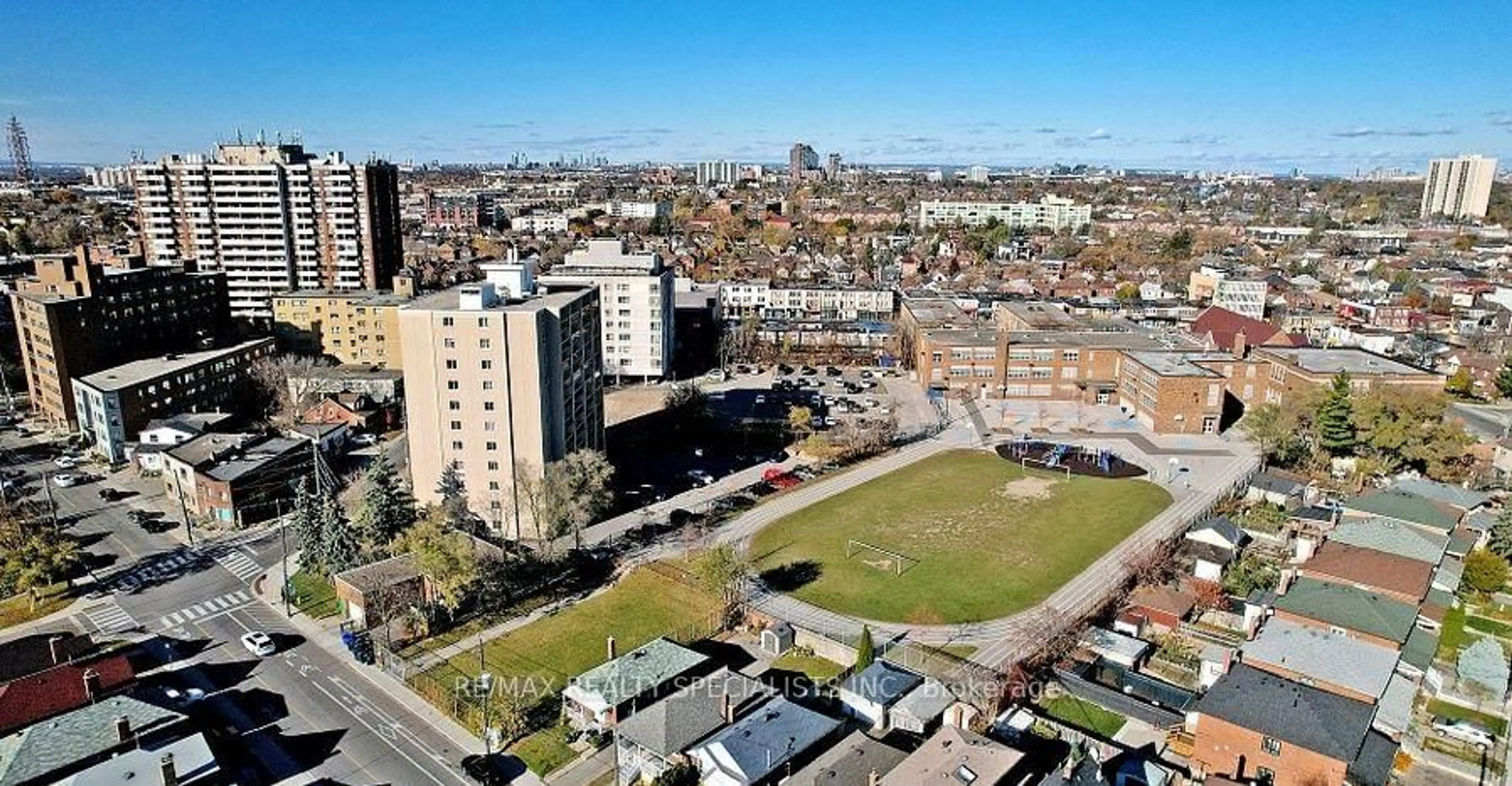 A pic from outside/outdoor area/front of a property/back of a property/a pic from drone, unknown for 739 Vaughan Rd, Toronto Ontario M6E 2Z2