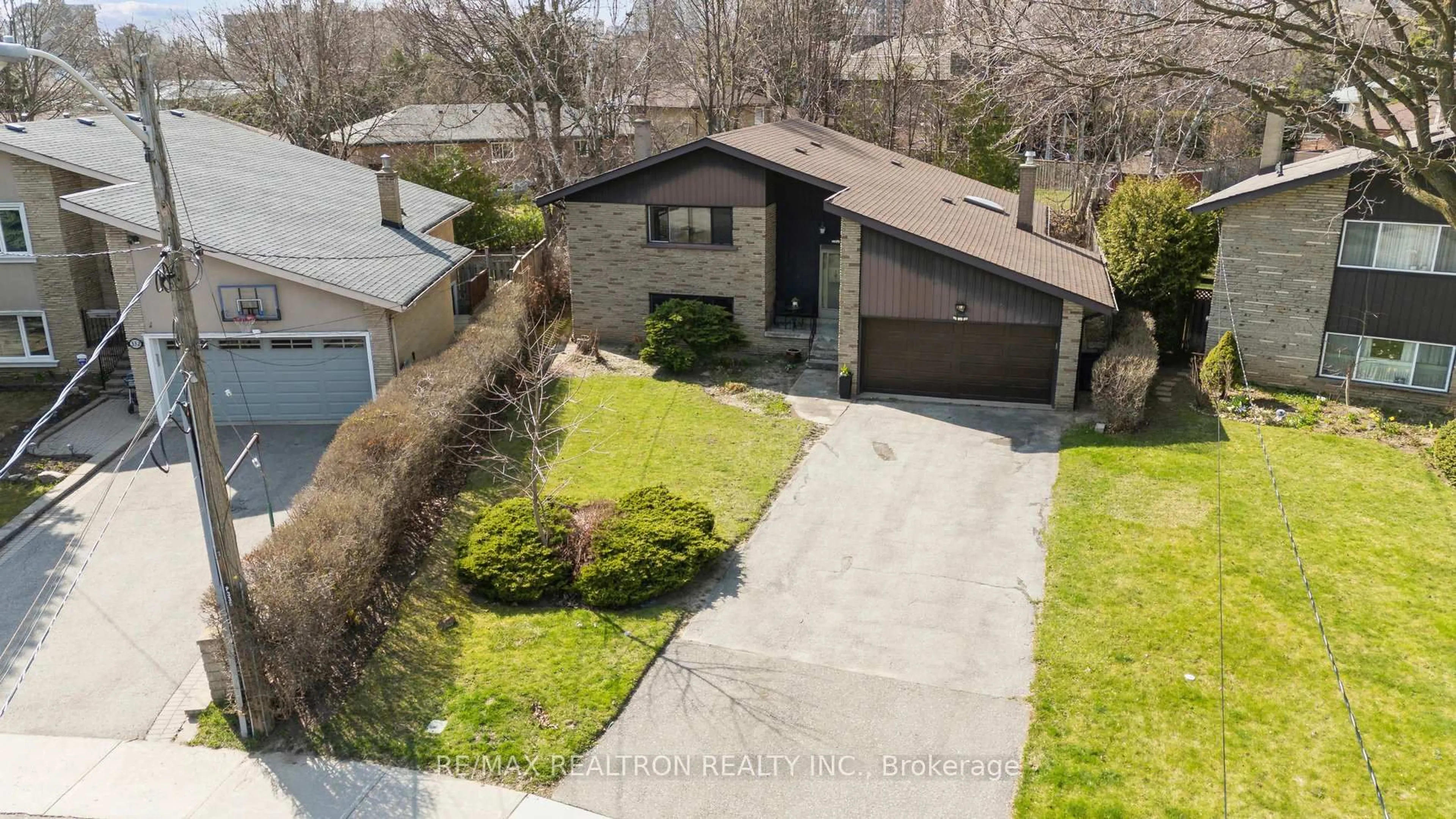 A pic from outside/outdoor area/front of a property/back of a property/a pic from drone, street for 330 Homewood Ave, Toronto Ontario M2R 2N8