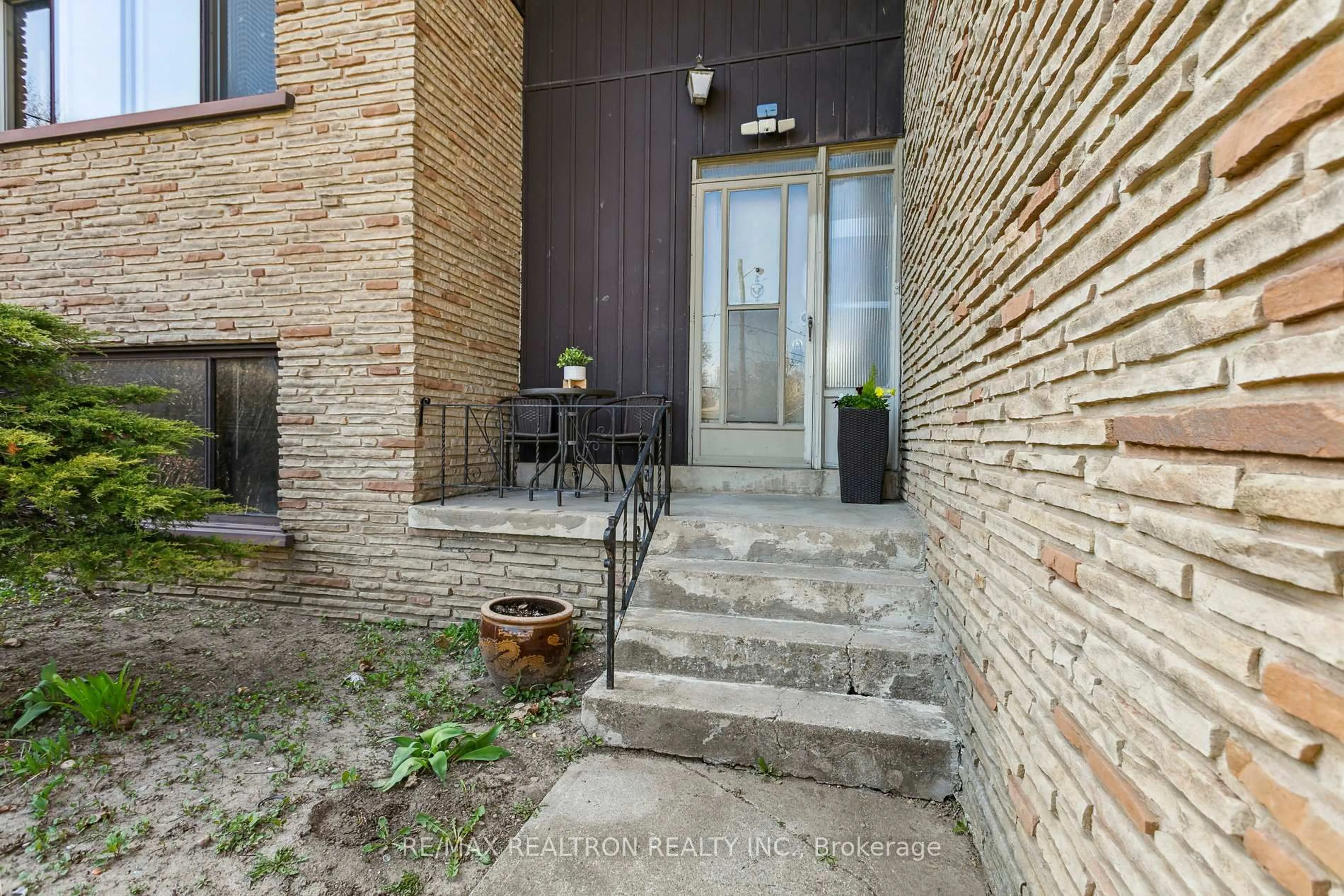 Unknown for 330 Homewood Ave, Toronto Ontario M2R 2N8