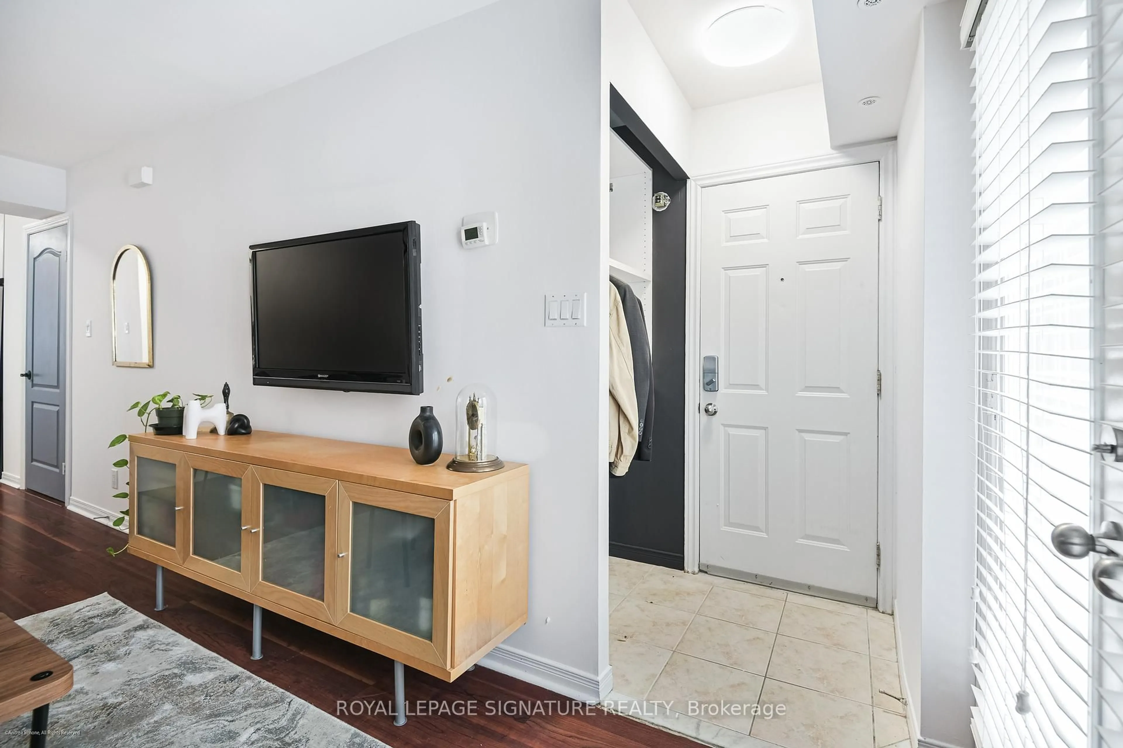 Indoor entryway for 12 Sudbury St #3004, Toronto Ontario M6J 3W7