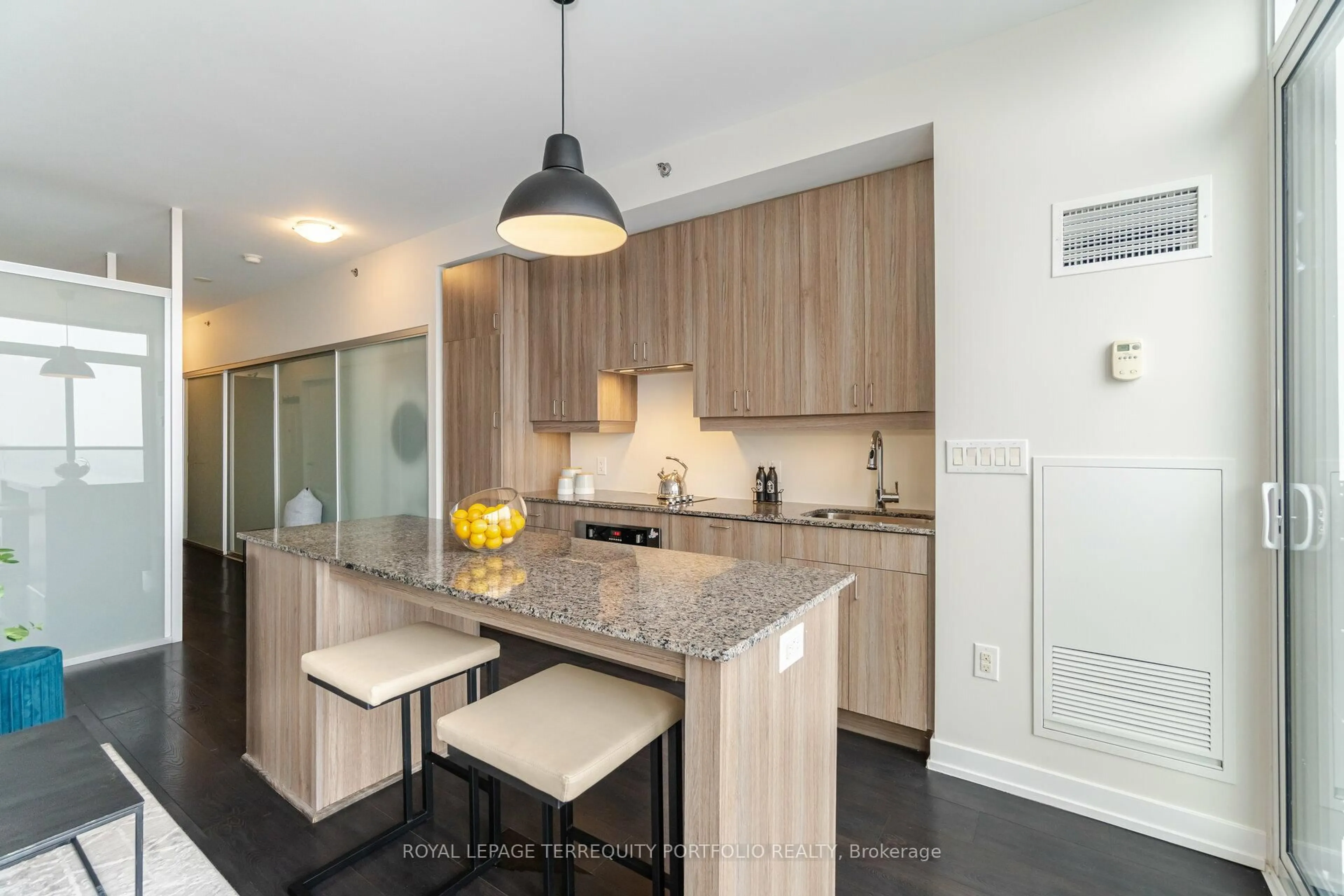 Unknown for 426 University Ave #3709, Toronto Ontario M5G 1S9