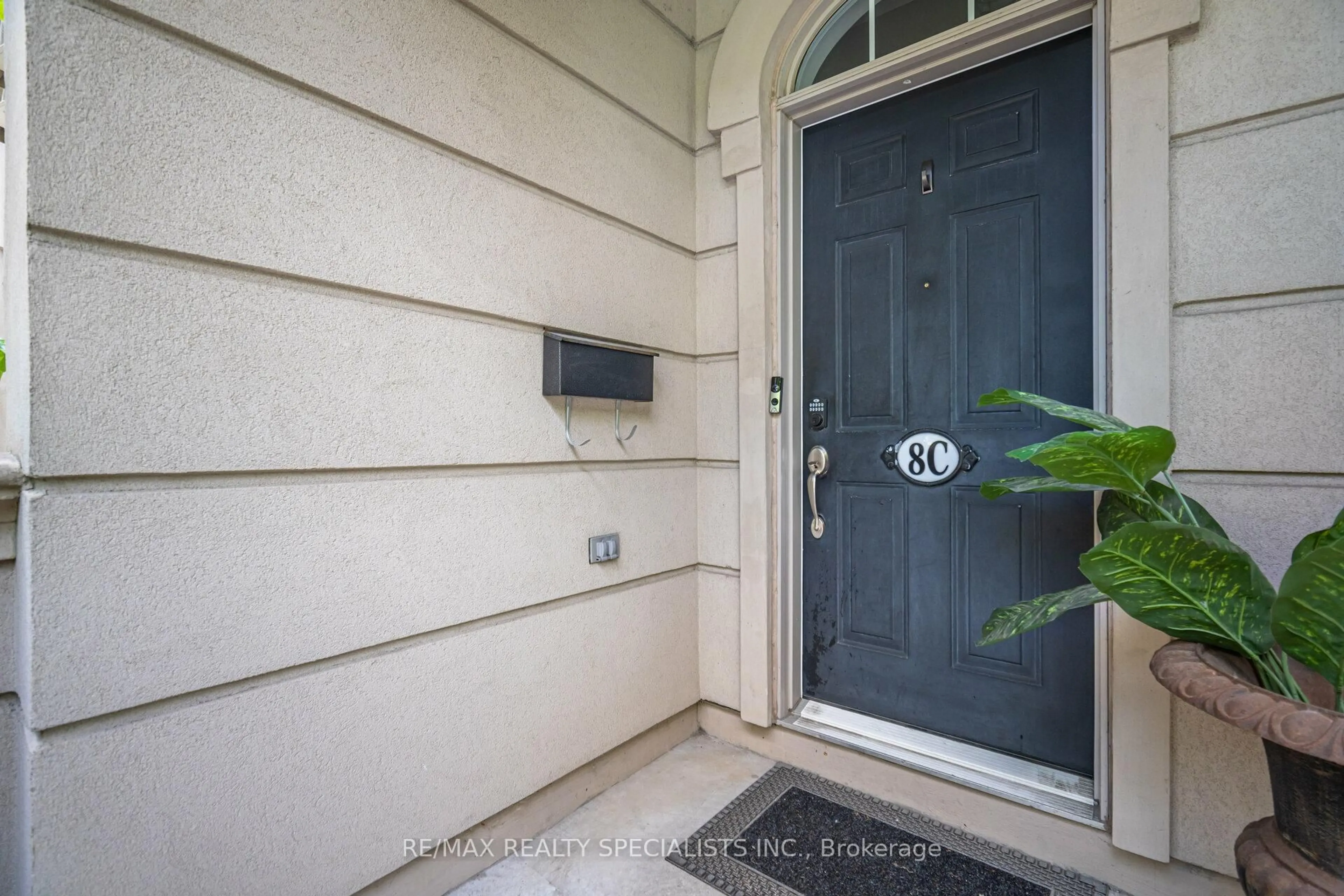 Indoor entryway for 8C Clairtrell Rd, Toronto Ontario M2N 5J6