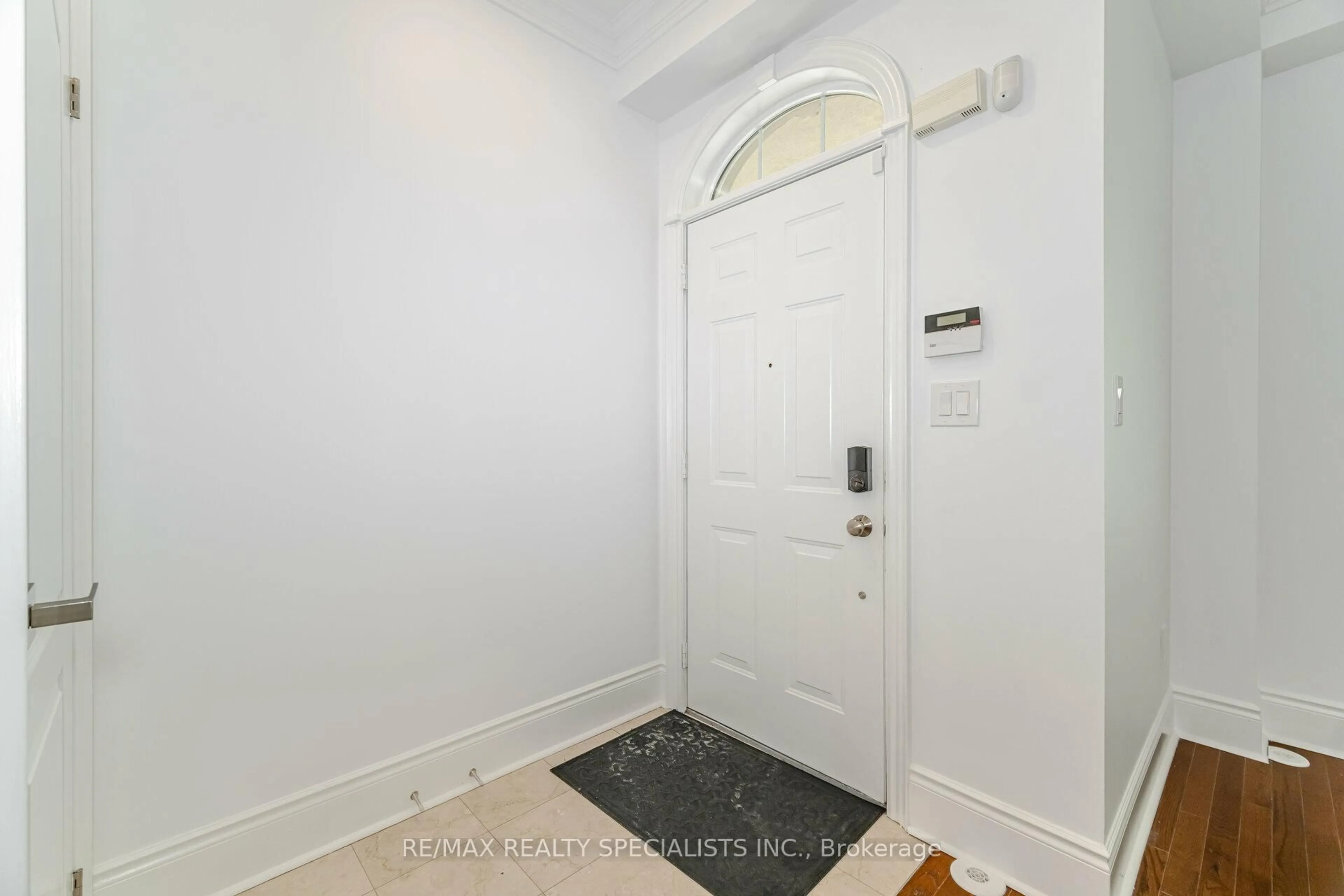 Indoor entryway for 8C Clairtrell Rd, Toronto Ontario M2N 5J6