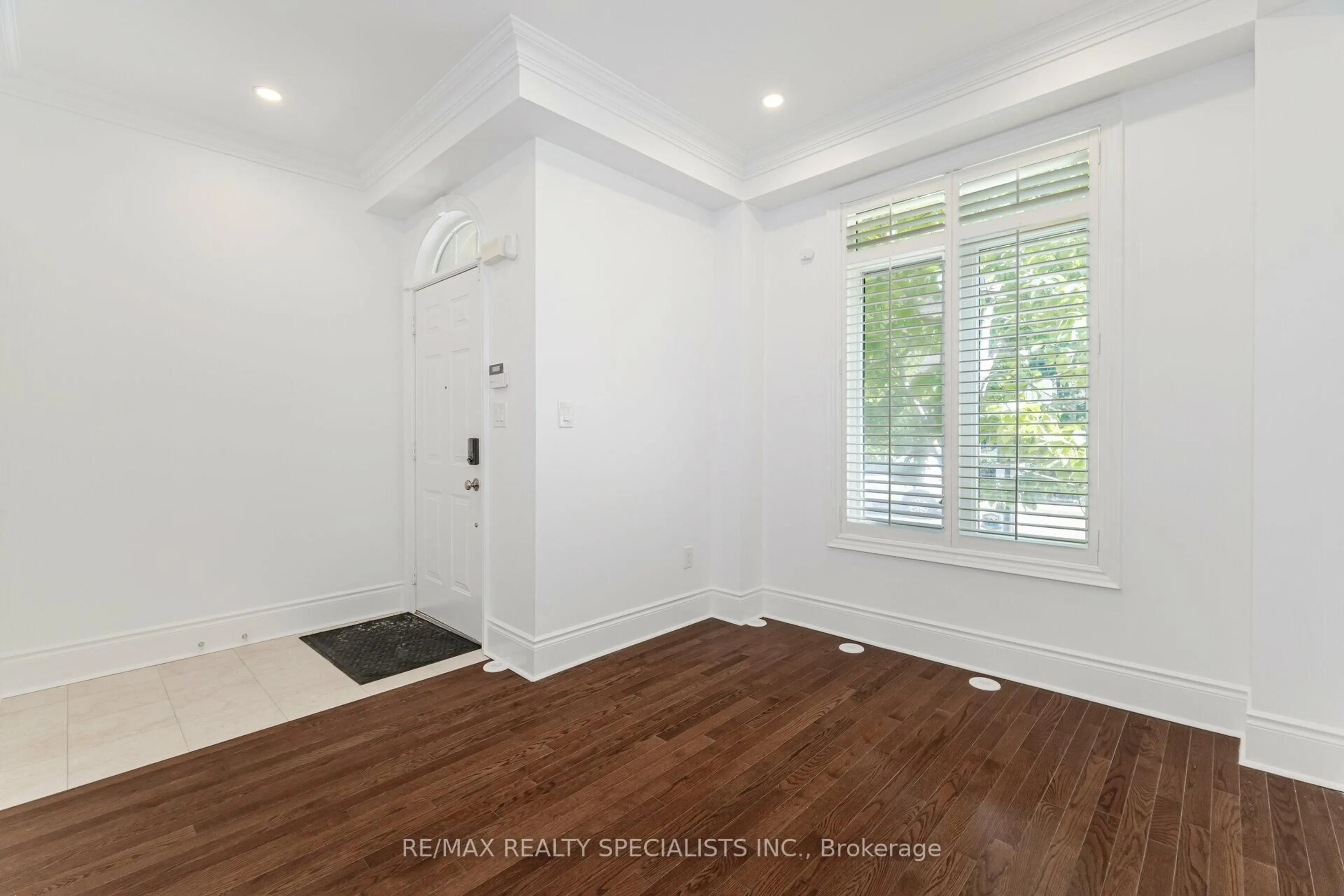 Indoor entryway for 8C Clairtrell Rd, Toronto Ontario M2N 5J6