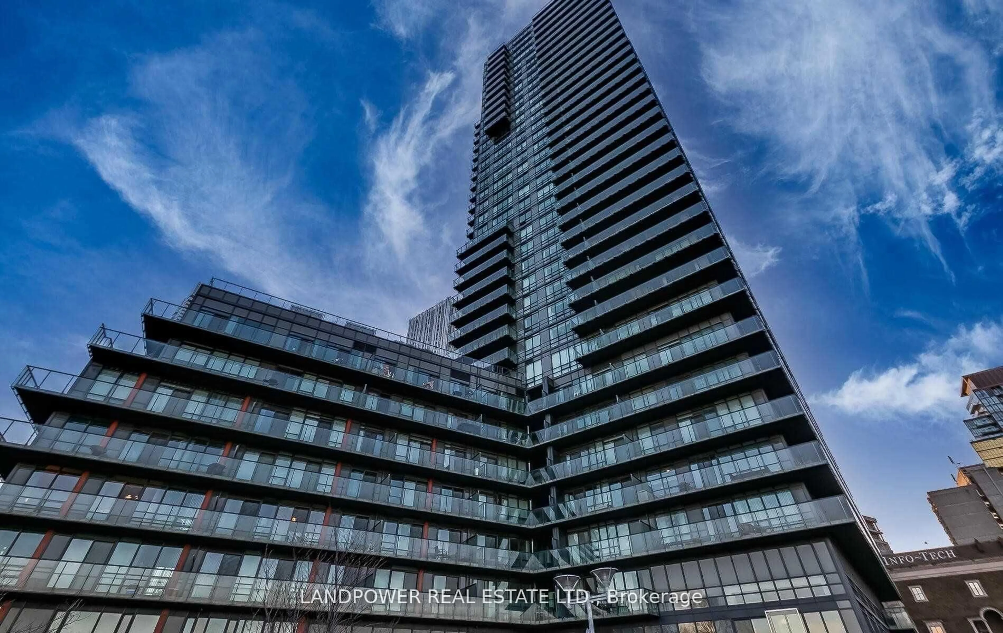 Blurry image for 825 Church St #2901, Toronto Ontario M4W 3Z4