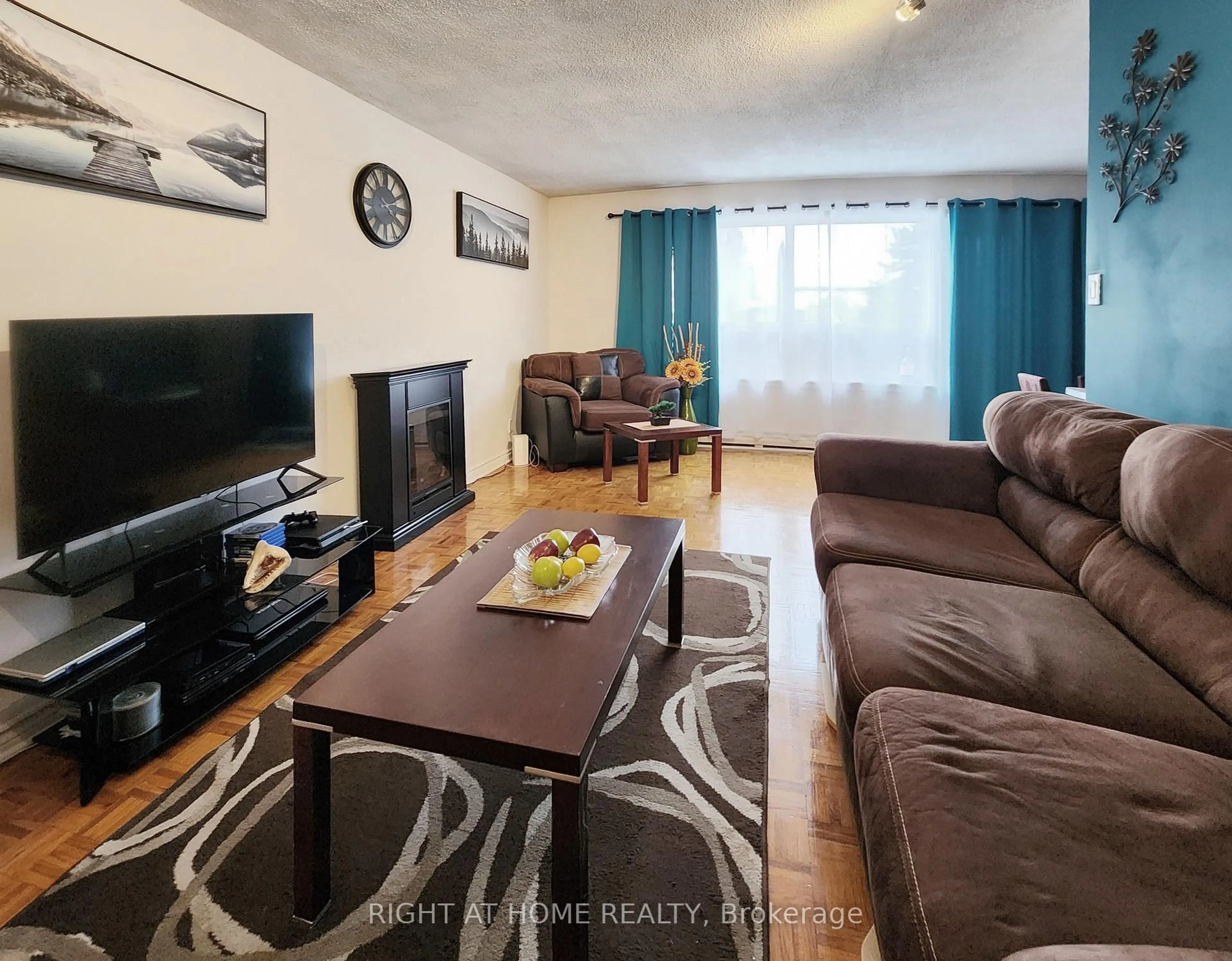 Living room with furniture, unknown for 5877 Bathurst St #210, Toronto Ontario M2R 1Y7