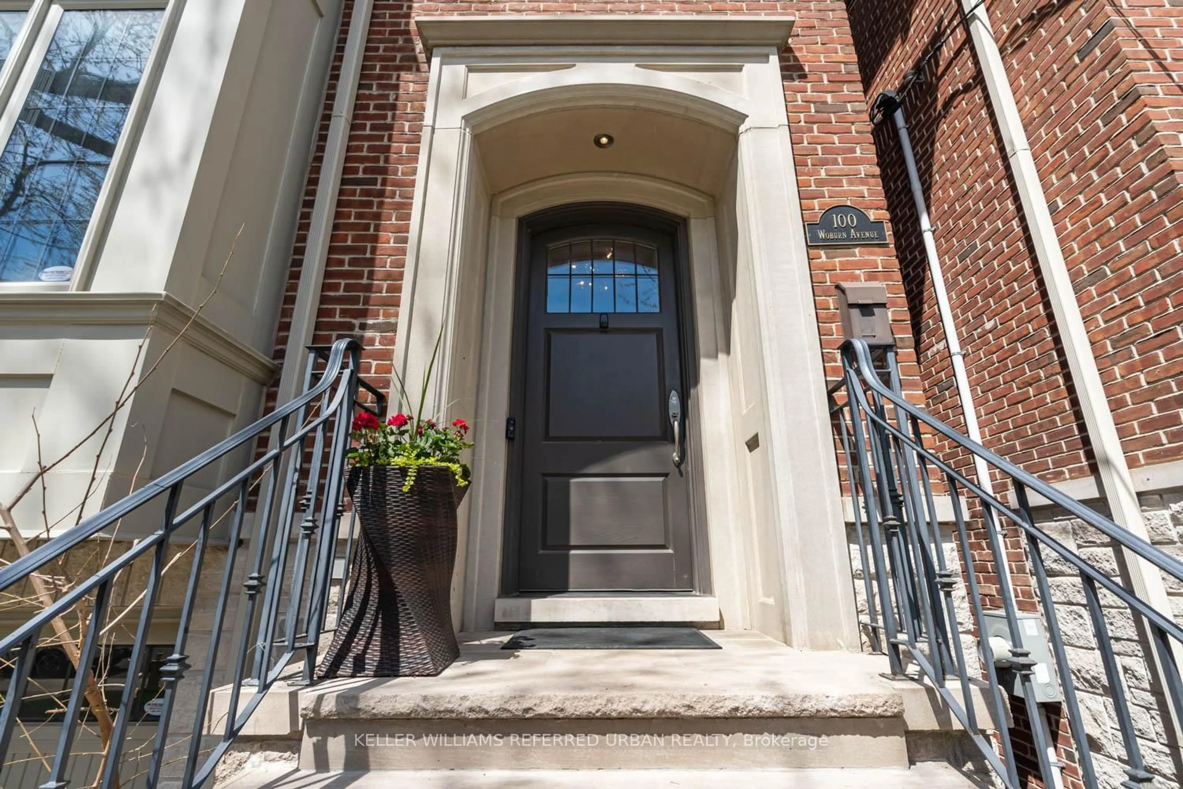 Indoor entryway for 100 Woburn Ave, Toronto Ontario M5M 1K7