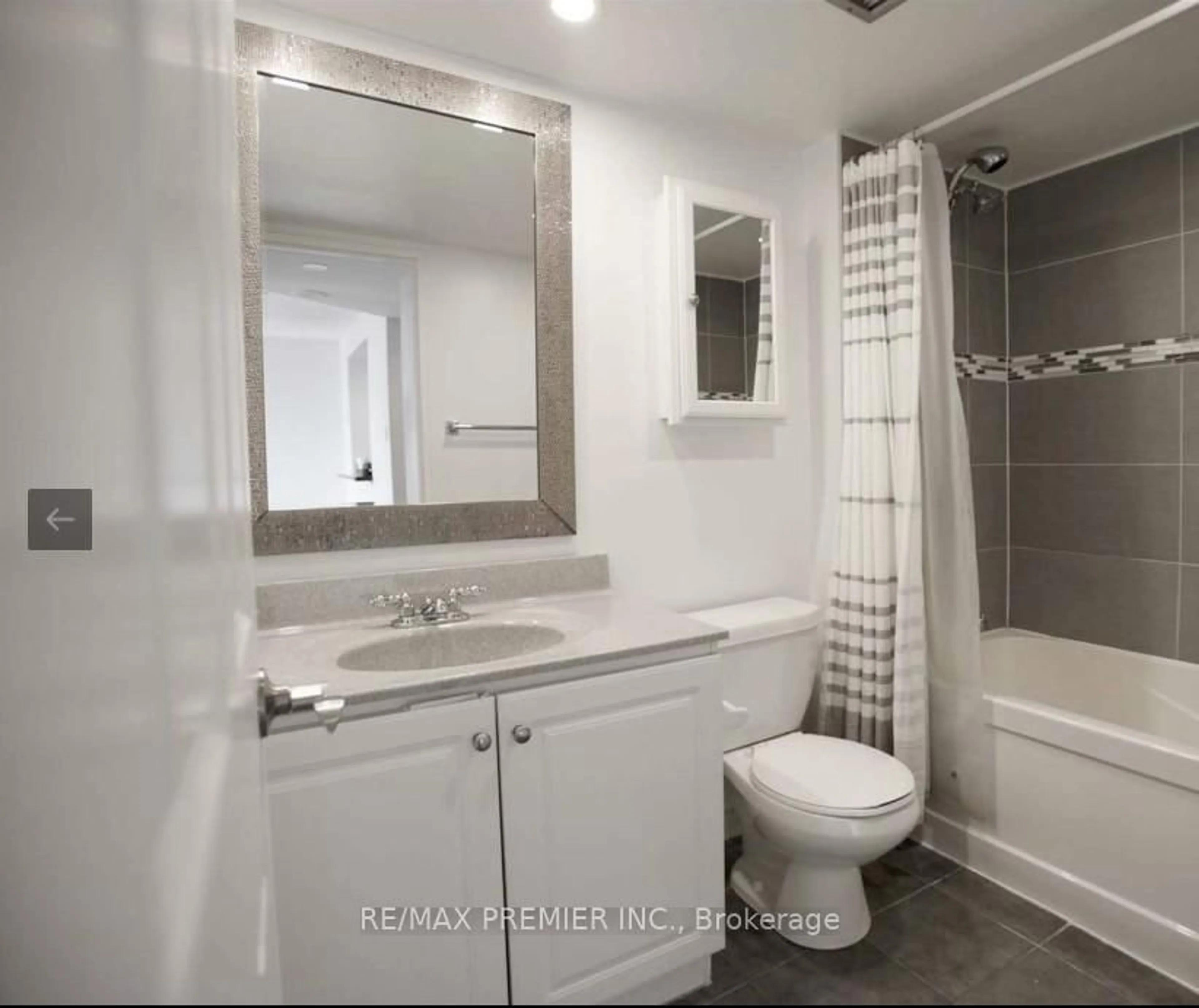 Standard bathroom, unknown for 725 King St #604, Toronto Ontario M5V 2W9