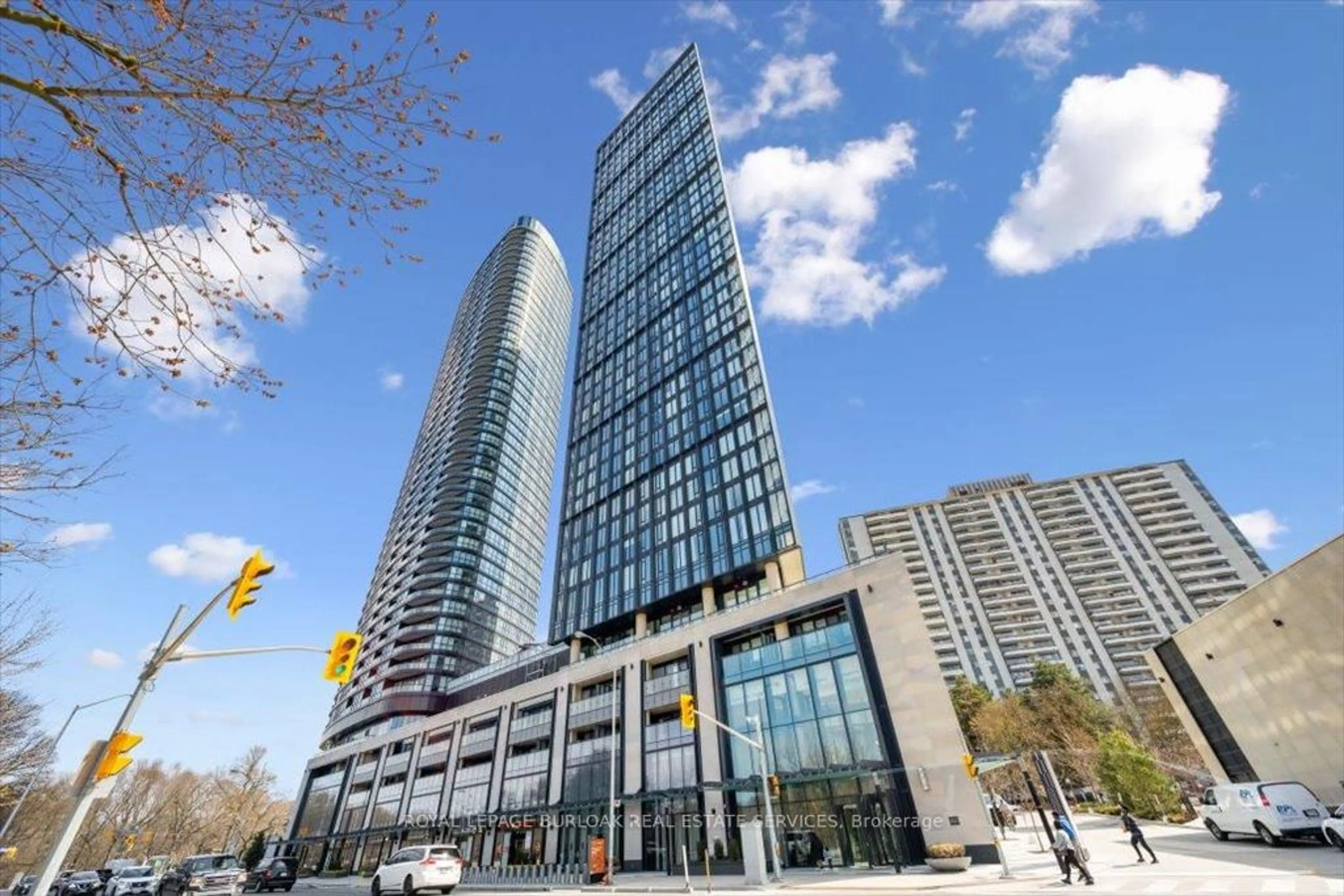 Indoor foyer for 575 Bloor St #1406, Toronto Ontario M4W 0B2