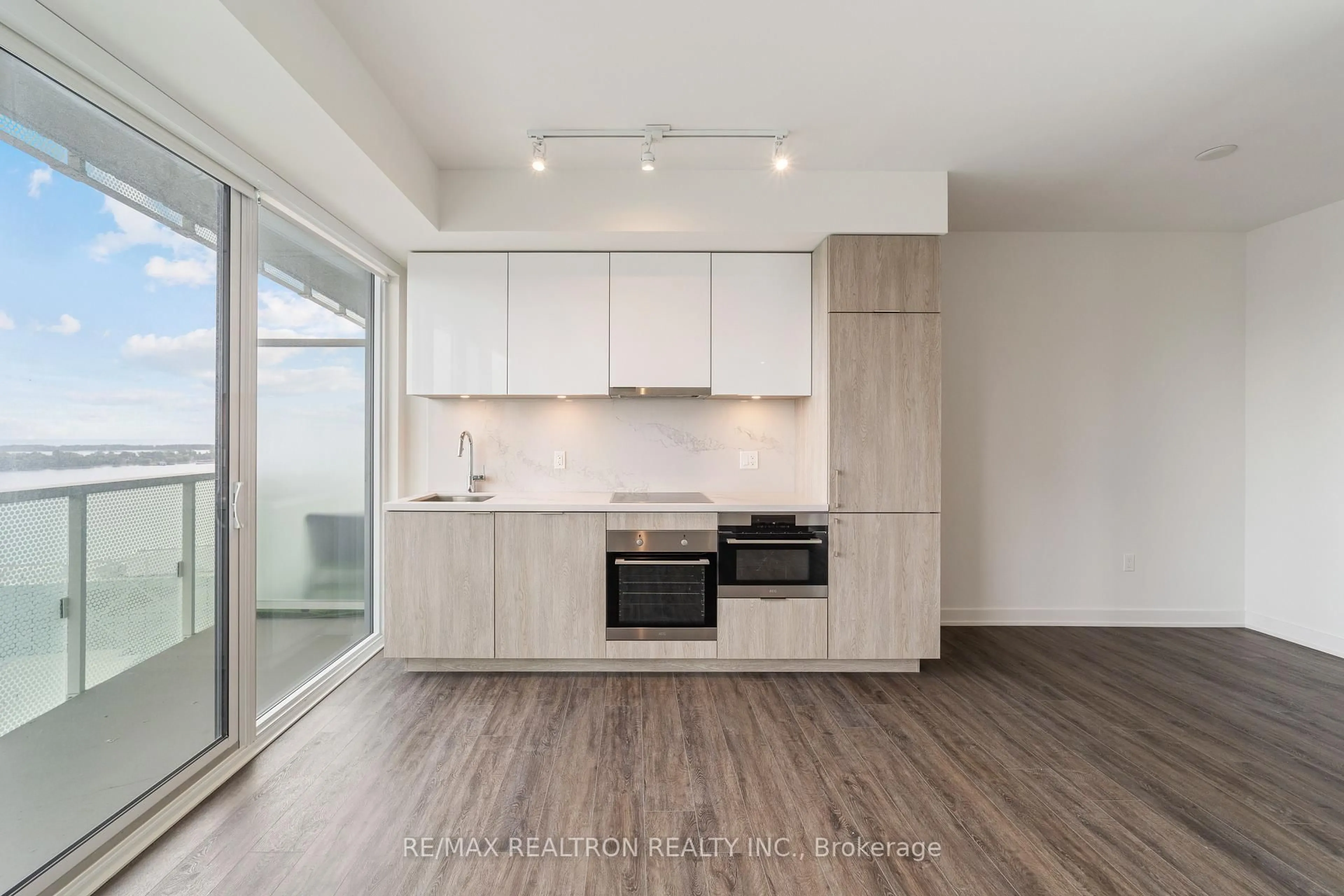 Open concept kitchen, wood/laminate floor for 15 Queens Quay #2209, Toronto Ontario M5E 0C5